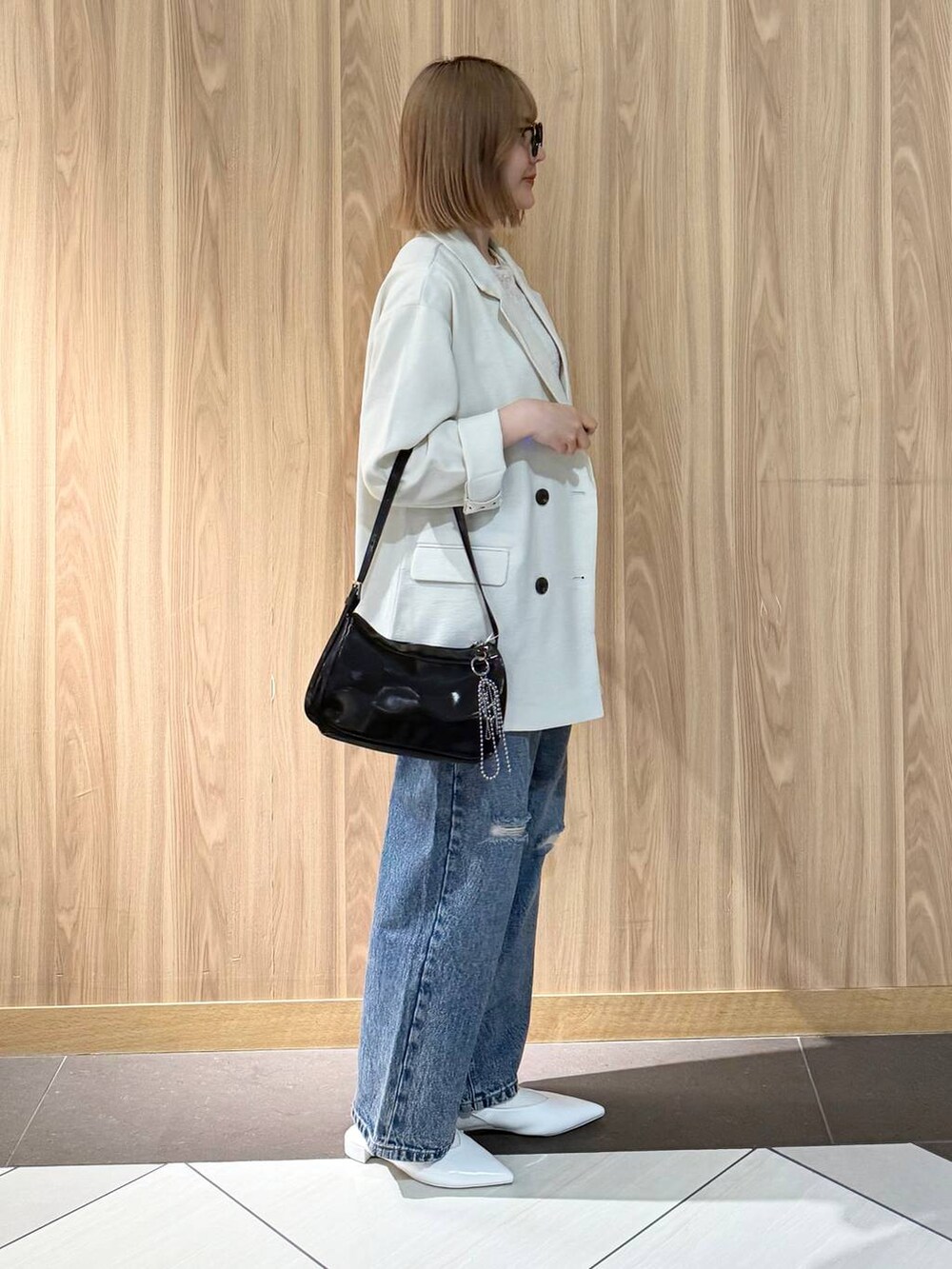 「ワントーン、差し色コーデ、ベーシック/シンプル、LOWRYS FARM、ローリーズスタイル_LOWRYS FARM、骨格ストレート」｜「LOWRYS FARMのホップサックダブルジャケット 243336（テーラードジャケット、ホワイト系）」を使った、ローサさん（レディース・159cm）の春コーディネートの2枚目の写真