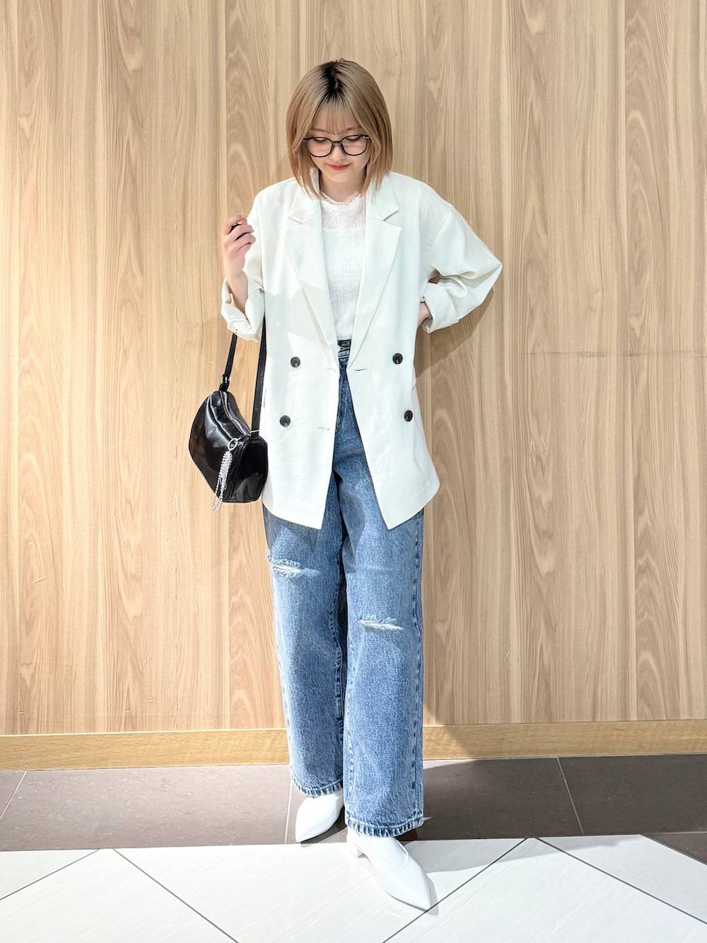 「ワントーン、差し色コーデ、ベーシック/シンプル、LOWRYS FARM、ローリーズスタイル_LOWRYS FARM、骨格ストレート」｜「LOWRYS FARMのホップサックダブルジャケット 243336（テーラードジャケット、ホワイト系）」を使った、ローサさん（レディース・159cm）の春コーディネートの4枚目の写真
