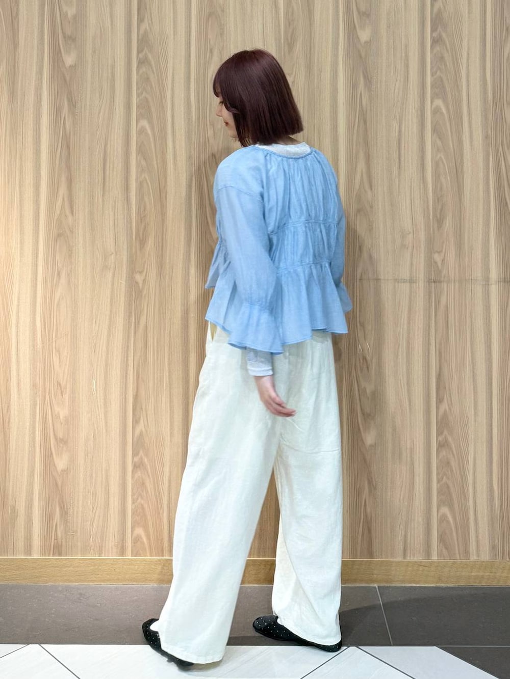 「ワントーン、差し色コーデ、ベーシック/シンプル、LOWRYS FARM、ローリーズスタイル_LOWRYS FARM、骨格ストレート」｜「LOWRYS FARMのノルマンディリネンワイドパンツ　 249932（その他パンツ、ベージュ系）」を使った、ローサさん（レディース・159cm）の春コーディネートの3枚目の写真