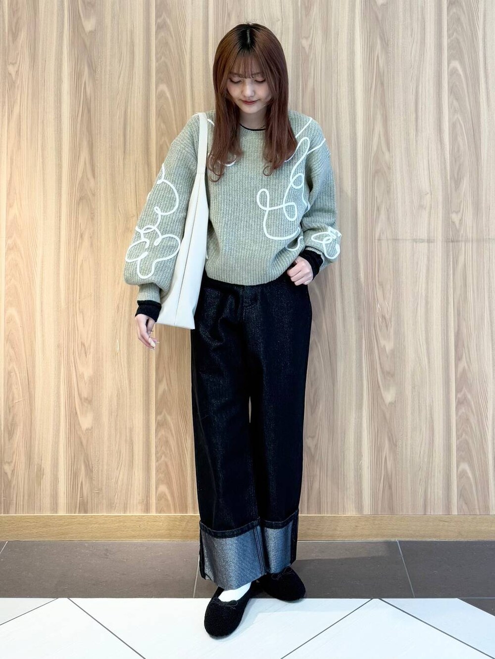 ホワイト系のショルダーバッグ、ブラック系のバレエシューズ、ブラック系のTシャツ/カットソーを着用したレディースの冬コーディネートの4枚目の写真