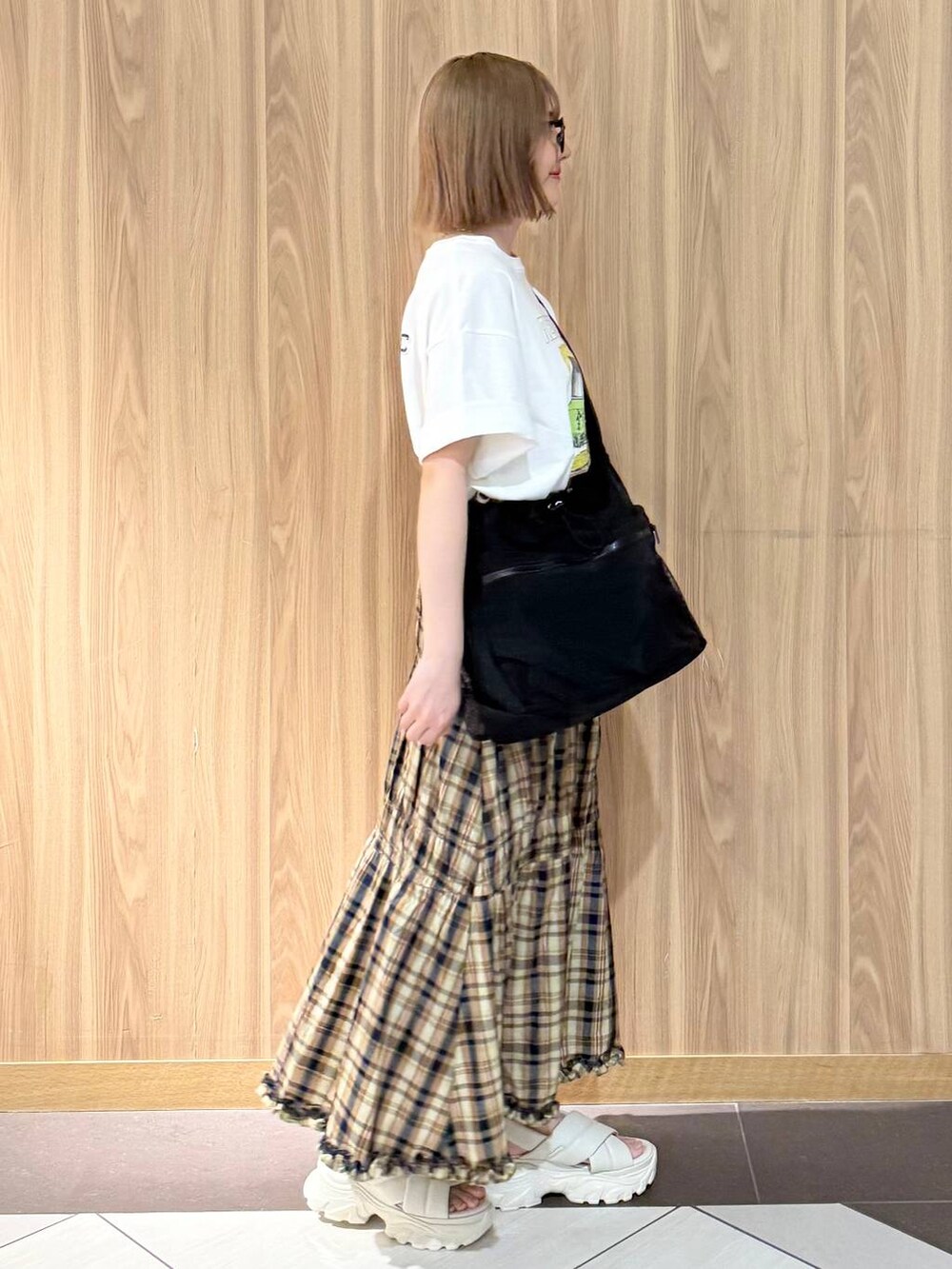 「差し色コーデ、ベーシック/シンプル、ワントーン、LOWRYS FARM、ローリーズスタイル_LOWRYS FARM、骨格ストレート」｜「LOWRYS FARMのクロススポサン  287478（サンダル、ホワイト系）」を使った、ローサさん（レディース・159cm）の春コーディネートの2枚目の写真