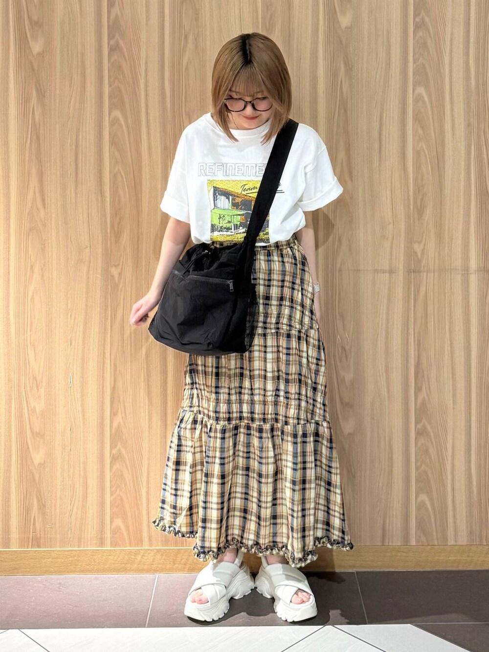 「差し色コーデ、ベーシック/シンプル、ワントーン、LOWRYS FARM、ローリーズスタイル_LOWRYS FARM、骨格ストレート」｜「LOWRYS FARMのクロススポサン  287478（サンダル、ホワイト系）」を使った、ローサさん（レディース・159cm）の春コーディネートの4枚目の写真
