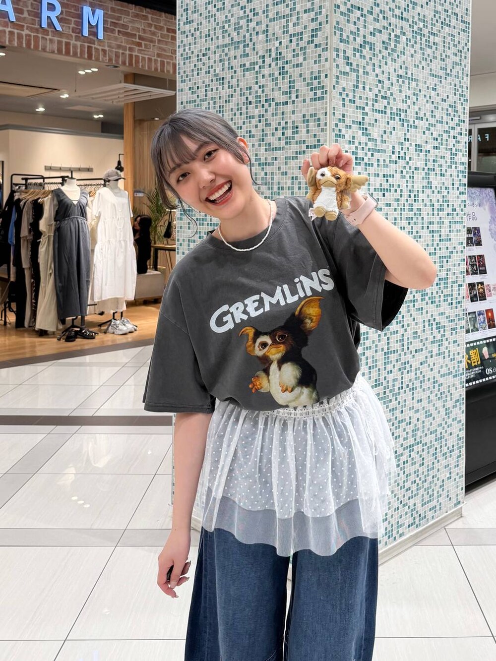 ブルー系のデニムパンツ、グレー系のTシャツ/カットソー、ホワイト系のベルトを着用したレディースの夏コーディネートの2枚目の写真