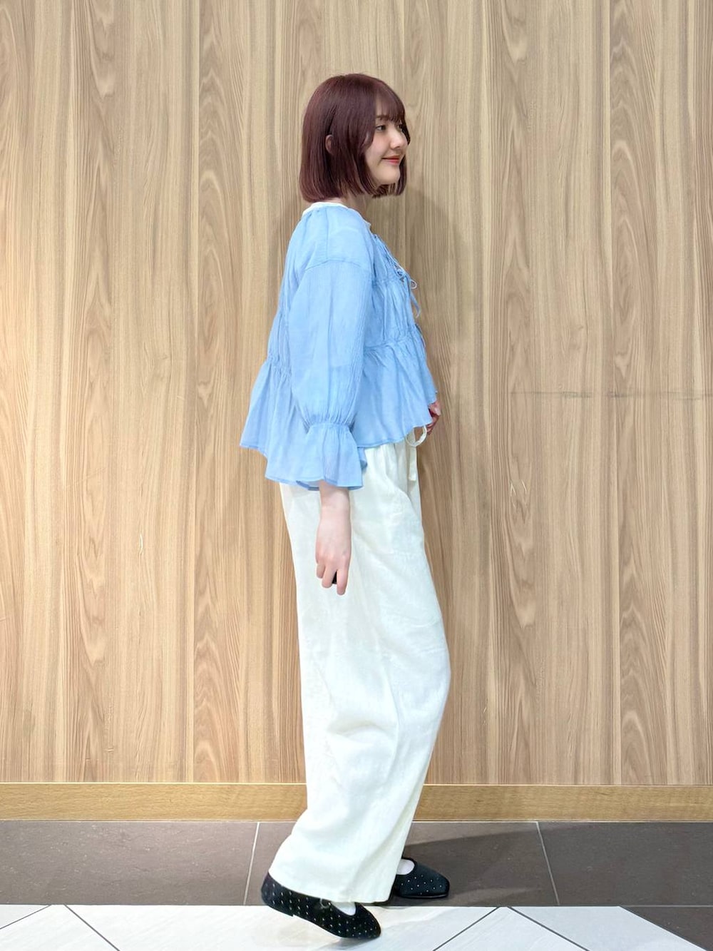 「ワントーン、差し色コーデ、ベーシック/シンプル、LOWRYS FARM、ローリーズスタイル_LOWRYS FARM、骨格ストレート」｜「LOWRYS FARMのノルマンディリネンワイドパンツ　 249932（その他パンツ、ベージュ系）」を使った、ローサさん（レディース・159cm）の春コーディネートの2枚目の写真