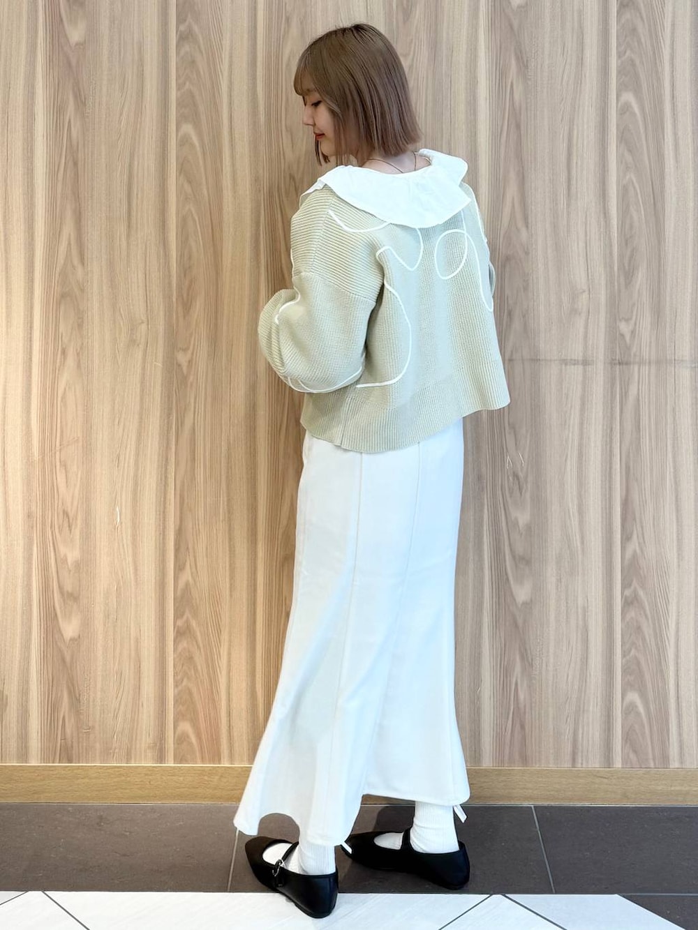 ホワイト系のシャツ/ブラウス、ベージュ系のスカート、ベージュ系のカーディガン/ボレロを着用したレディースの春コーディネートの3枚目の写真