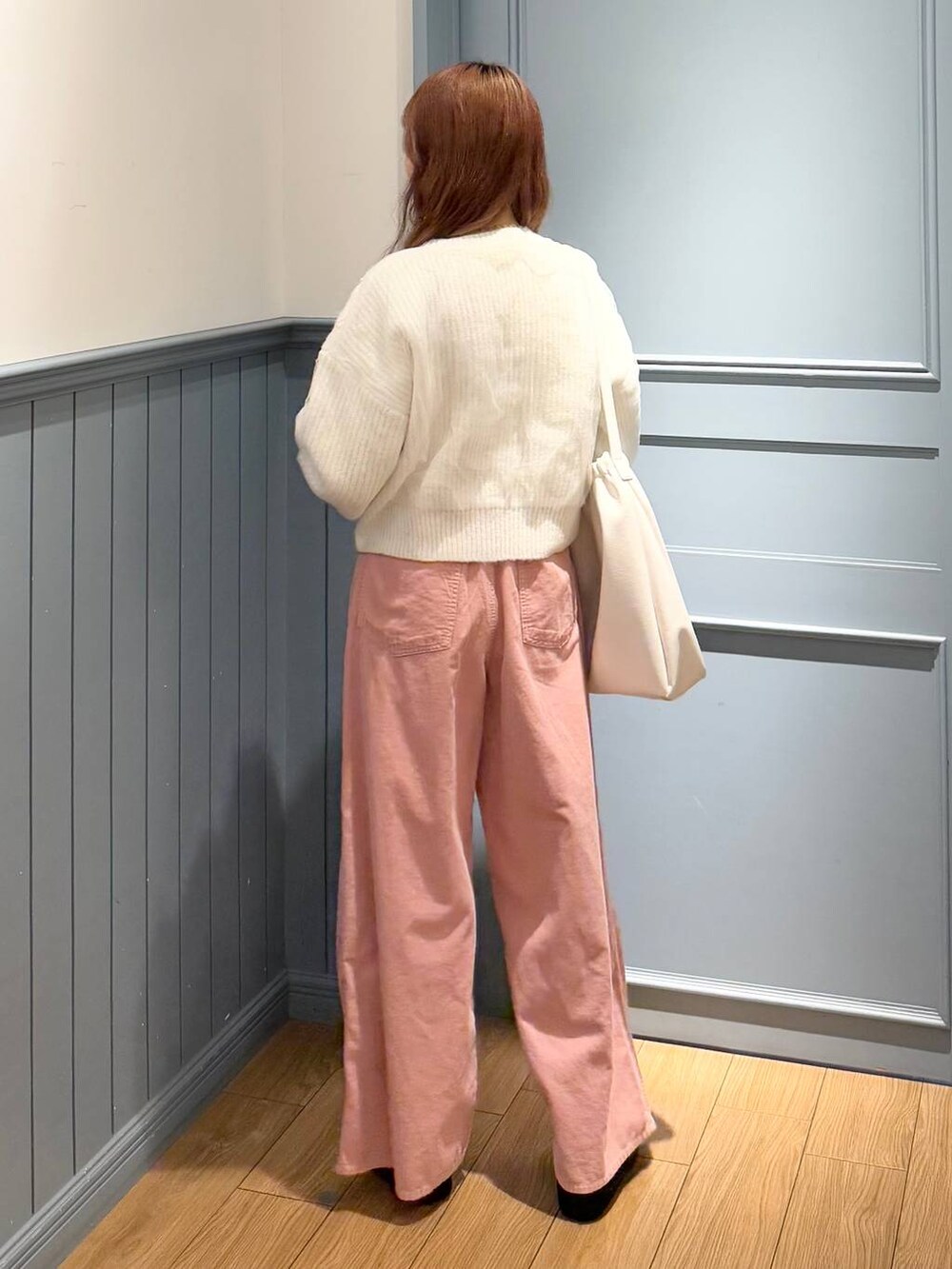 「LOWRYS FARM、ローリーズスタイル_LOWRYS FARM、骨格ストレート、ワントーン、差し色コーデ、ベーシック/シンプル」｜「LOWRYS FARMのギャザーショルダーＢＡＧ 149613（ショルダーバッグ、ホワイト系）」を使った、ローサさん（レディース・159cm）の冬コーディネートの3枚目の写真