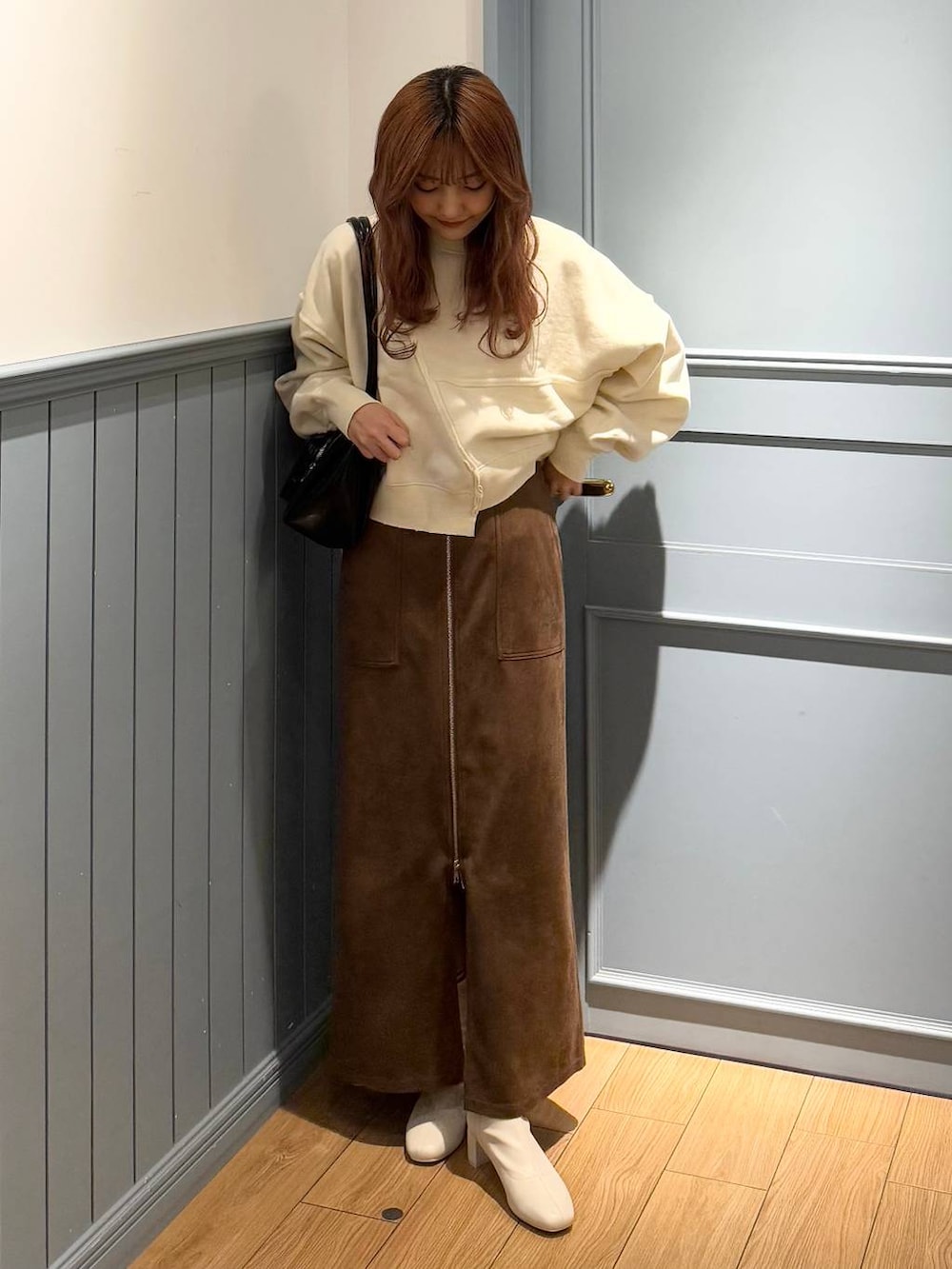 「ローリーズスタイル_LOWRYS FARM、LOWRYS FARM、骨格ストレート、ワントーン、差し色コーデ、ベーシック/シンプル」｜「LOWRYS FARMの４ＲＯＯＭショルダーＢＡＧ138730（ショルダーバッグ、ブラック系）」を使った、ローサさん（レディース・159cm）の冬コーディネートの4枚目の写真