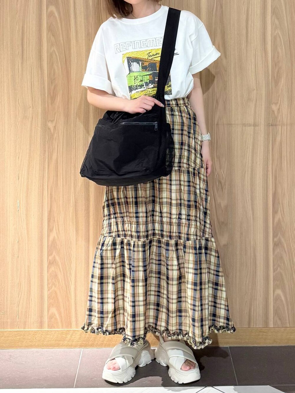 「差し色コーデ、ベーシック/シンプル、ワントーン、LOWRYS FARM、ローリーズスタイル_LOWRYS FARM、骨格ストレート」｜「LOWRYS FARMのクロススポサン  287478（サンダル、ホワイト系）」を使った、ローサさん（レディース・159cm）の春コーディネートの5枚目の写真
