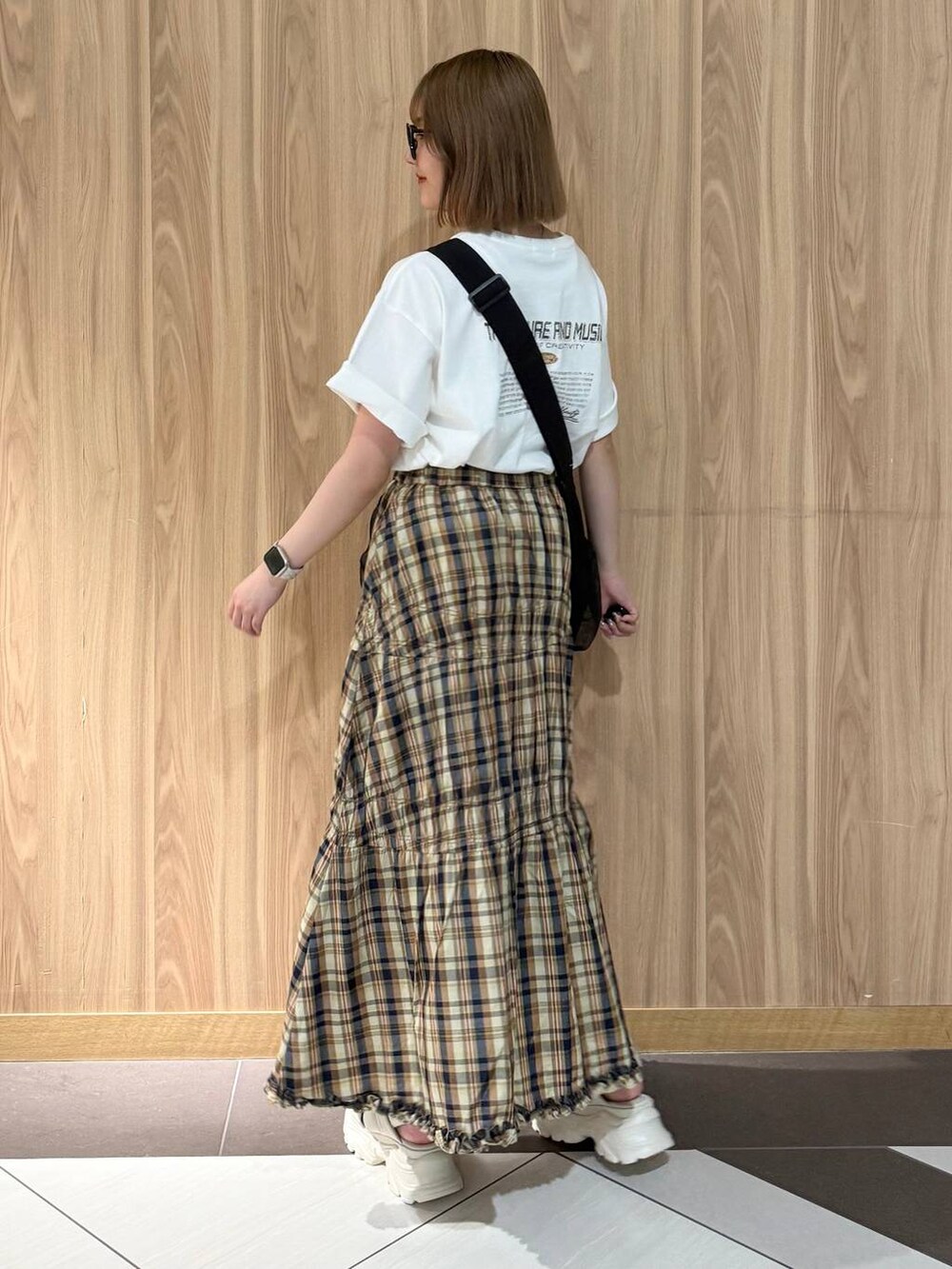 「差し色コーデ、ベーシック/シンプル、ワントーン、LOWRYS FARM、ローリーズスタイル_LOWRYS FARM、骨格ストレート」｜「LOWRYS FARMのクロススポサン  287478（サンダル、ホワイト系）」を使った、ローサさん（レディース・159cm）の春コーディネートの3枚目の写真