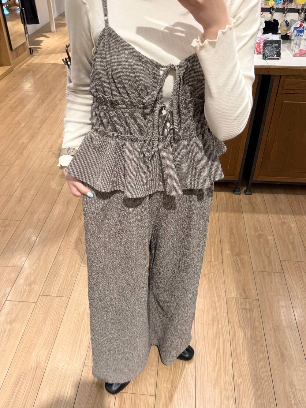 ホワイト系のTシャツ/カットソー、ブラウン系のサロペット/オーバーオールを着用したレディースの春コーディネートの2枚目の写真