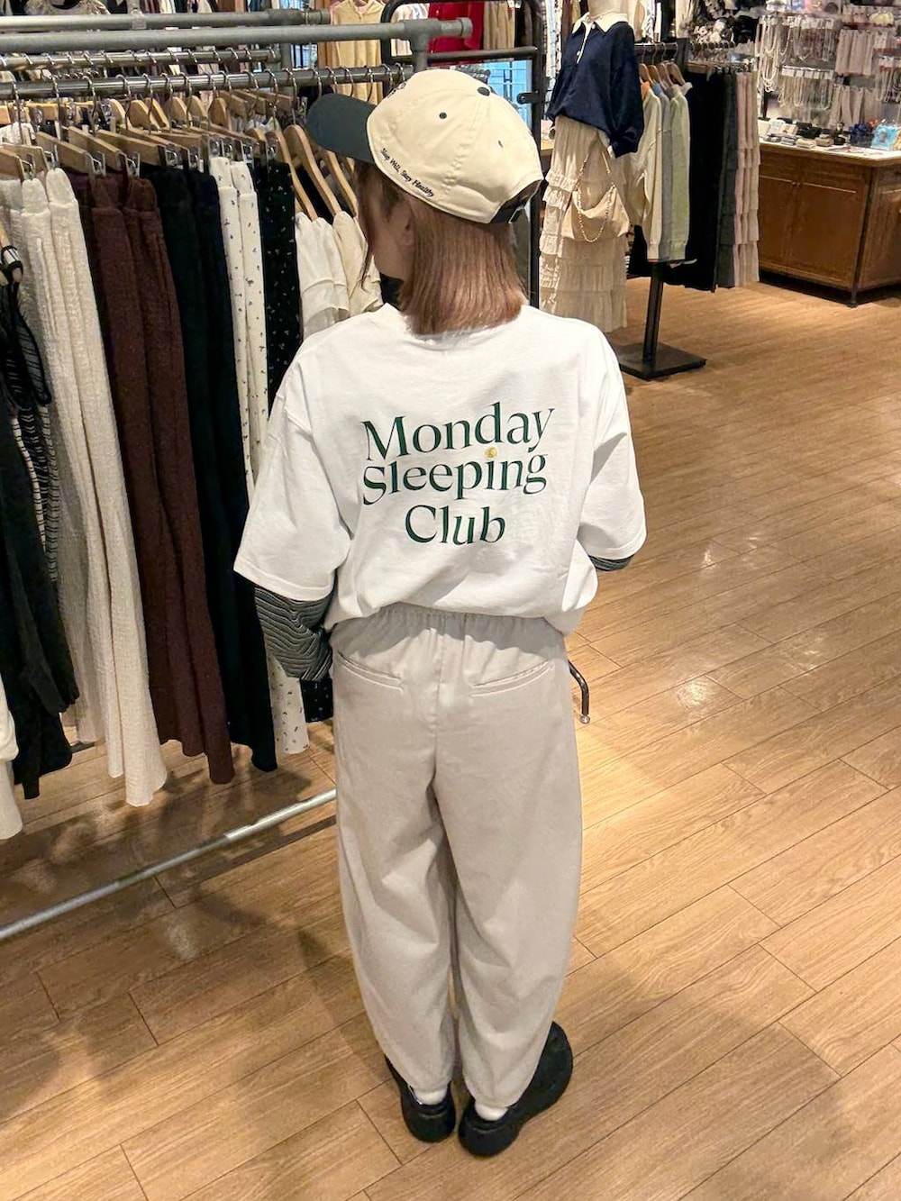 ブラウン系のその他パンツ、グリーン系のカーディガン/ボレロ、ホワイト系のTシャツ/カットソーを着用したレディースの春コーディネートの2枚目の写真