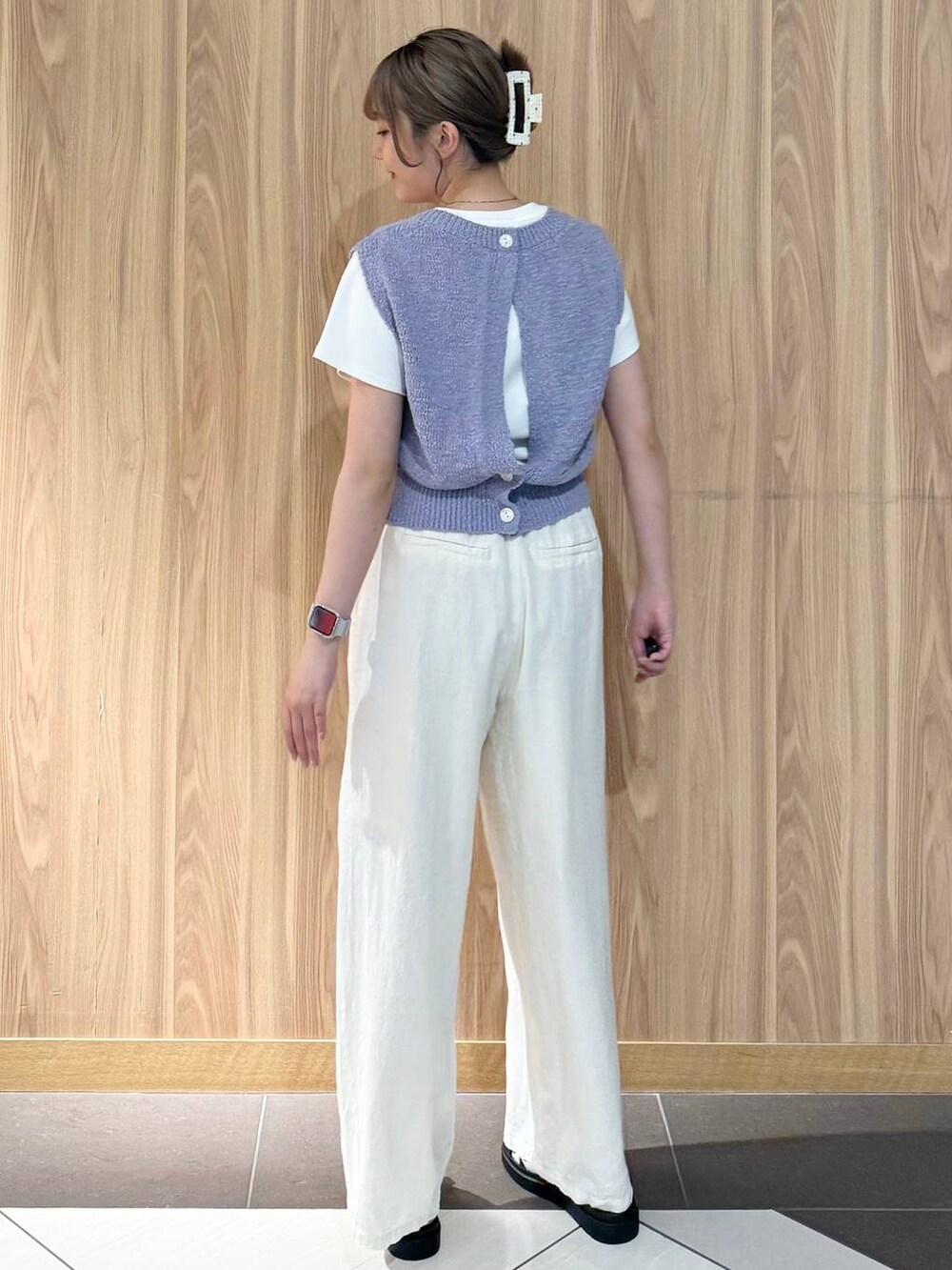 ベージュ系のその他パンツ、ホワイト系のサンダル、パープル系のニット/セーターを着用したレディースの夏コーディネートの3枚目の写真