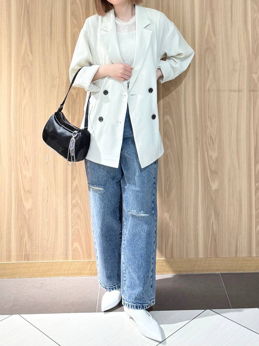 「ワントーン、差し色コーデ、ベーシック/シンプル、LOWRYS FARM、ローリーズスタイル_LOWRYS FARM、骨格ストレート」｜「LOWRYS FARMのホップサックダブルジャケット 243336（テーラードジャケット、ホワイト系）」を使った、ローサさん（レディース・159cm）の春コーディネートの5枚目の写真