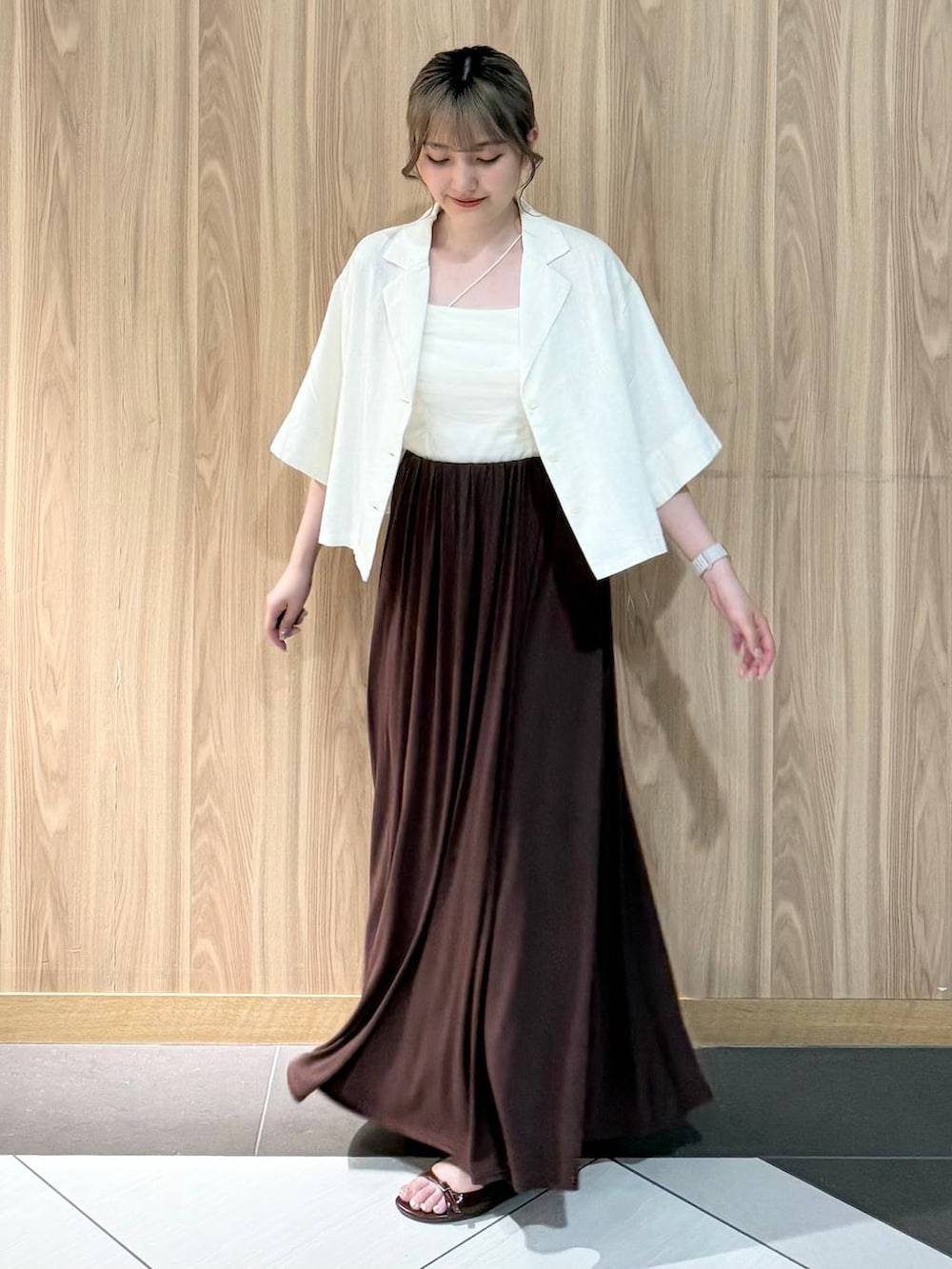 ホワイト系のシャツ/ブラウス、ブラウン系のサンダル、ブラウン系のスカートを着用したレディースの夏コーディネートの4枚目の写真