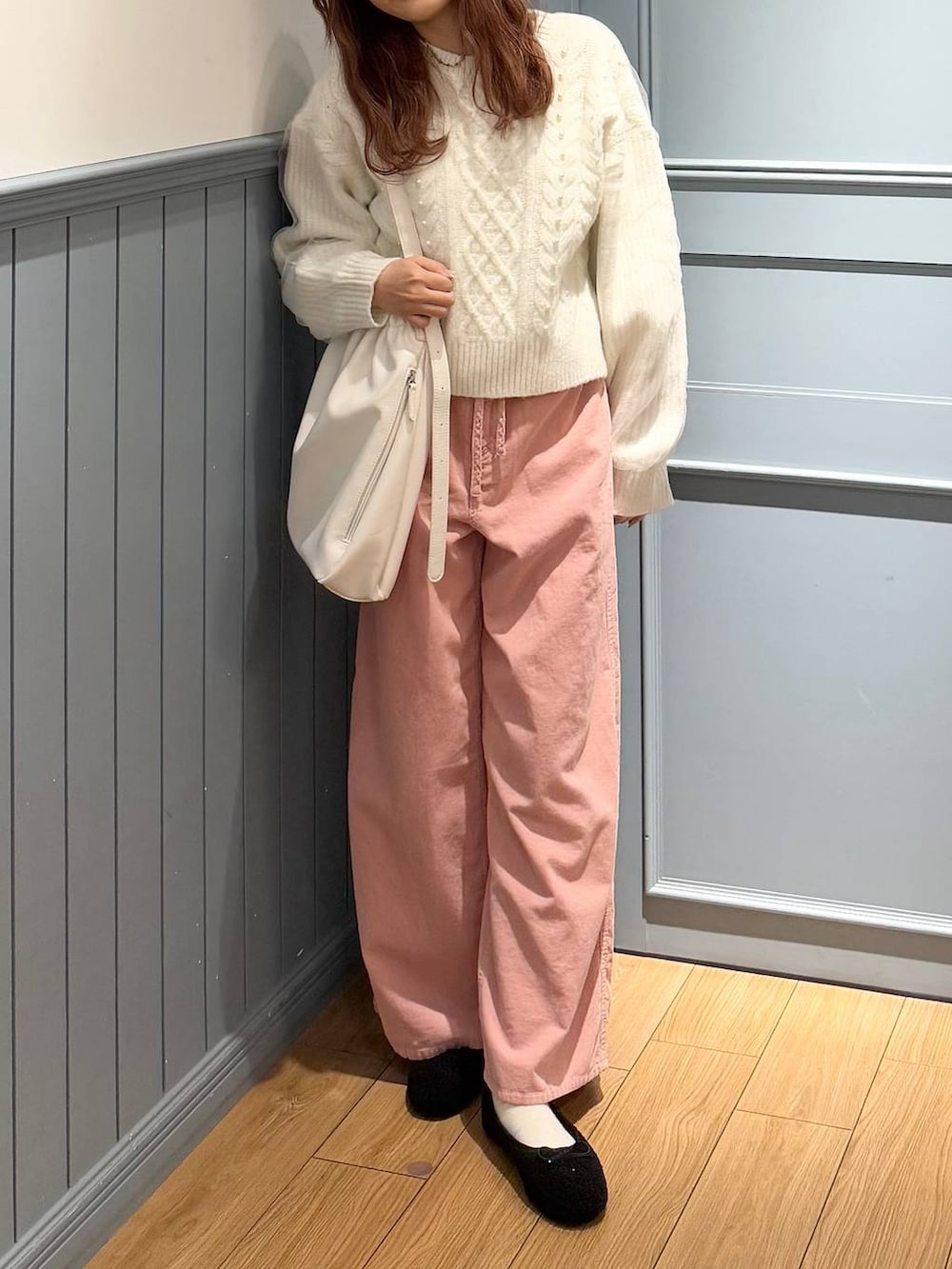 「LOWRYS FARM、ローリーズスタイル_LOWRYS FARM、骨格ストレート、ワントーン、差し色コーデ、ベーシック/シンプル」｜「LOWRYS FARMのギャザーショルダーＢＡＧ 149613（ショルダーバッグ、ホワイト系）」を使った、ローサさん（レディース・159cm）の冬コーディネートの5枚目の写真