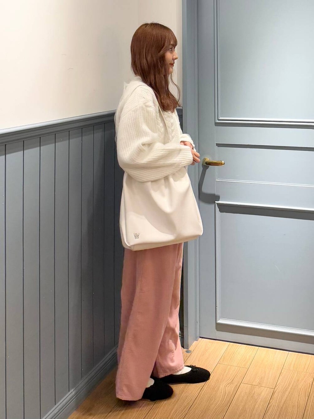 「LOWRYS FARM、ローリーズスタイル_LOWRYS FARM、骨格ストレート、ワントーン、差し色コーデ、ベーシック/シンプル」｜「LOWRYS FARMのギャザーショルダーＢＡＧ 149613（ショルダーバッグ、ホワイト系）」を使った、ローサさん（レディース・159cm）の冬コーディネートの2枚目の写真