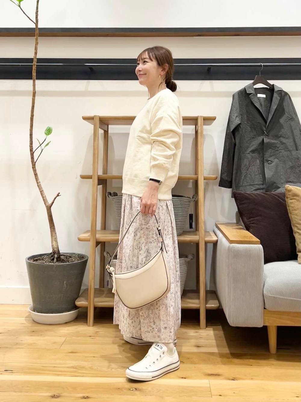 「doors、低身長コーデ、40代、春カラーコーデ、骨格ストレート、イエベ春、ストレート×イエベ春、ストレート×イエベ」｜「FORK&SPOONのFORK&SPOON　スーピマコットン混反毛クルーネックスウェット（スウェット、ホワイト系）」を使った、+++ゆき+++さん（レディース・151cm）の春コーディネートの3枚目の写真