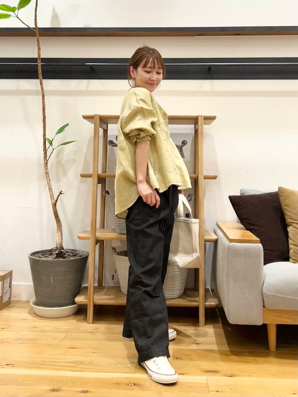 「doors、低身長コーデ、40代、骨格ストレート、イエベ春、ストレート×イエベ春、ストレート×イエベ、新作スニーカーコーデ、シャツが主役の春コーデ」｜「URBAN RESEARCH DOORSのリネンカーブスリーブブラウス（シャツ/ブラウス、イエロー系）」を使った、+++ゆき+++さん（レディース・151cm）の春コーディネートの2枚目の写真