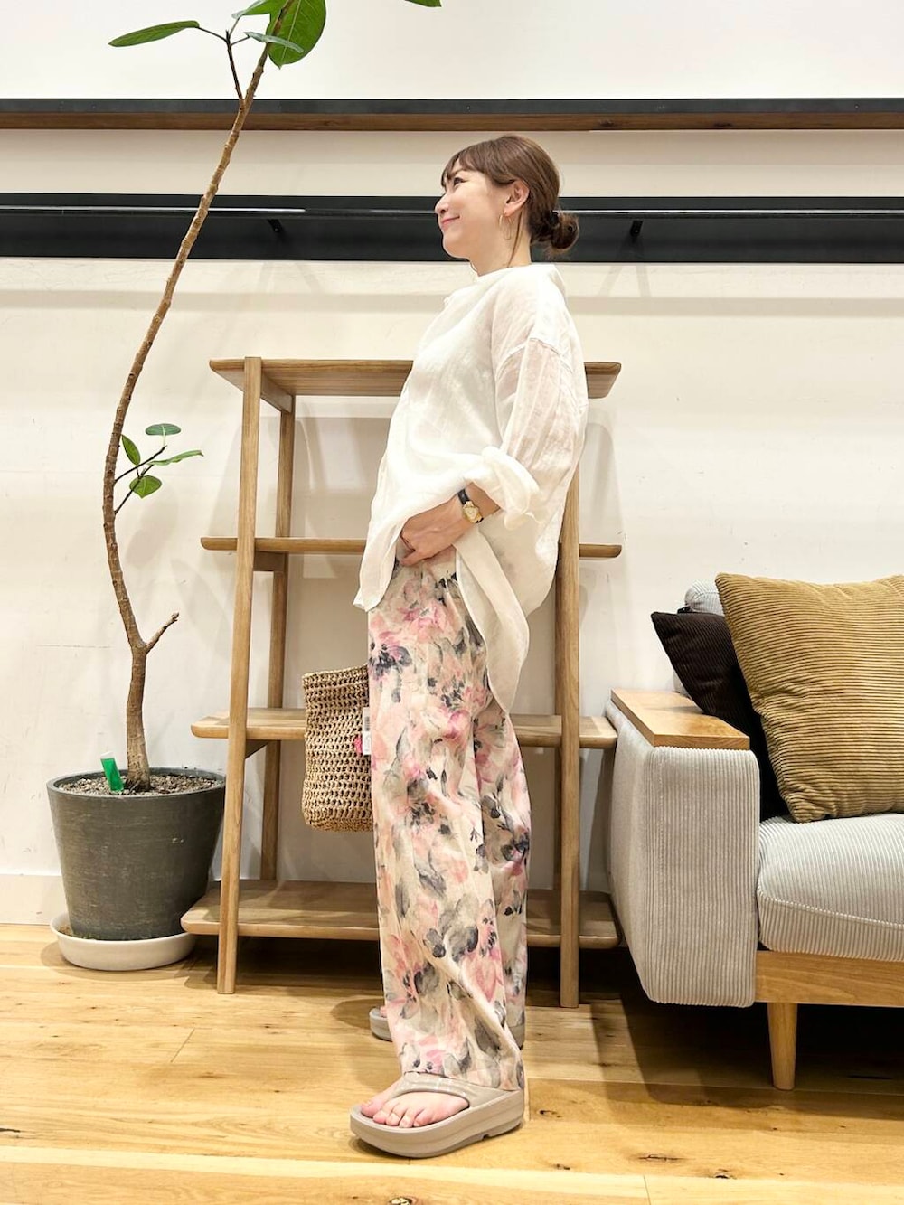 「シャツスタイル、doors、低身長コーデ、40代、骨格ストレート、イエベ春、ストレート×イエベ春、ストレート×イエベ、私が選ぶセールアイテム25ss」｜「RODE SKOのウッドハンドルペーパーバッグ（トートバッグ、ベージュ系）」を使った、+++ゆき+++さん（レディース・151cm）の夏コーディネートの2枚目の写真