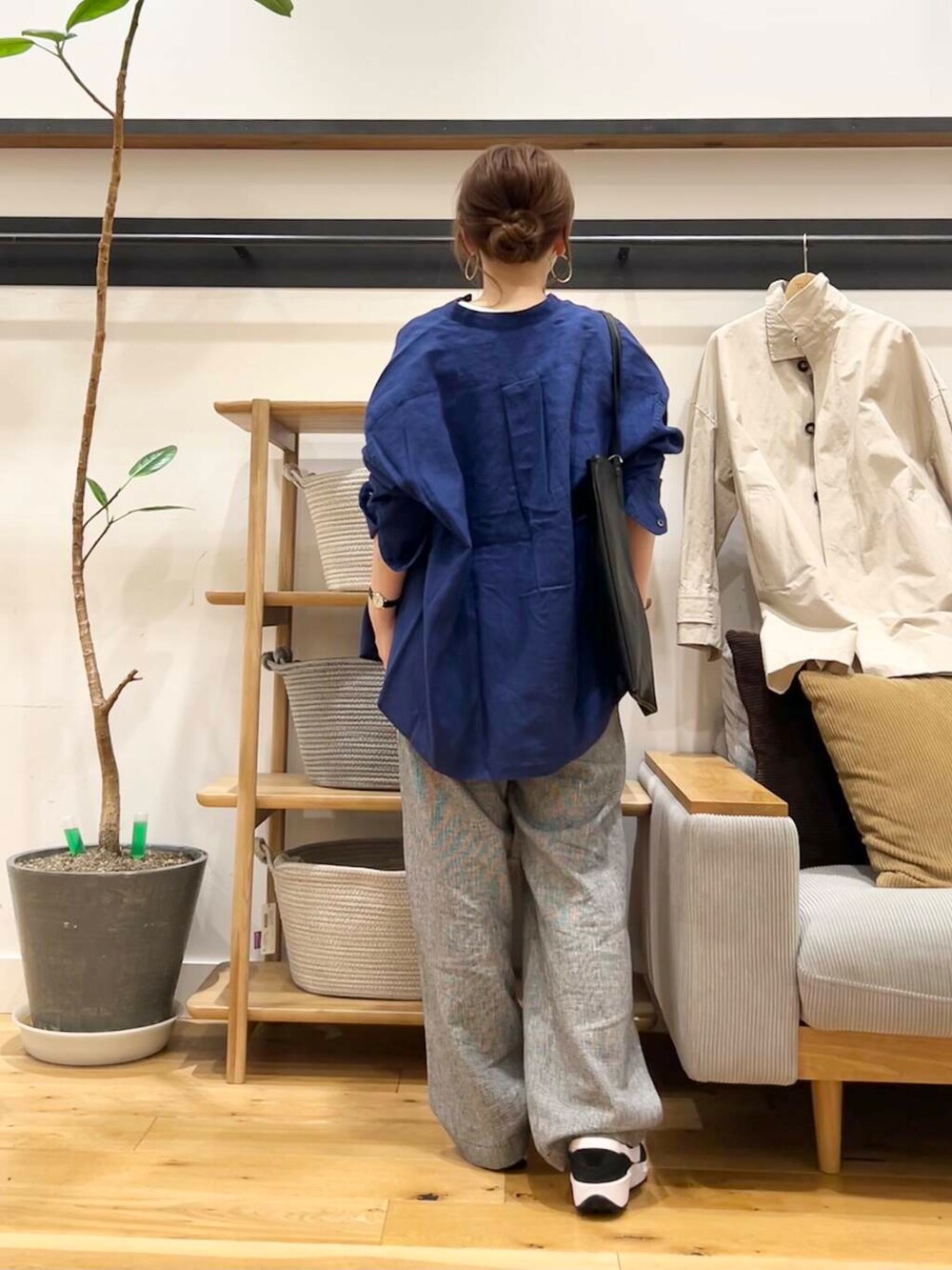 「doors、低身長コーデ、40代、骨格ストレート、イエベ春、ストレート×イエベ春、ストレート×イエベ、シャツが主役の春コーデ」｜「URBAN RESEARCH DOORSのスタンドカラーミドルコート（その他アウター、ベージュ系）」を使った、+++ゆき+++さん（レディース・151cm）の春コーディネートの5枚目の写真
