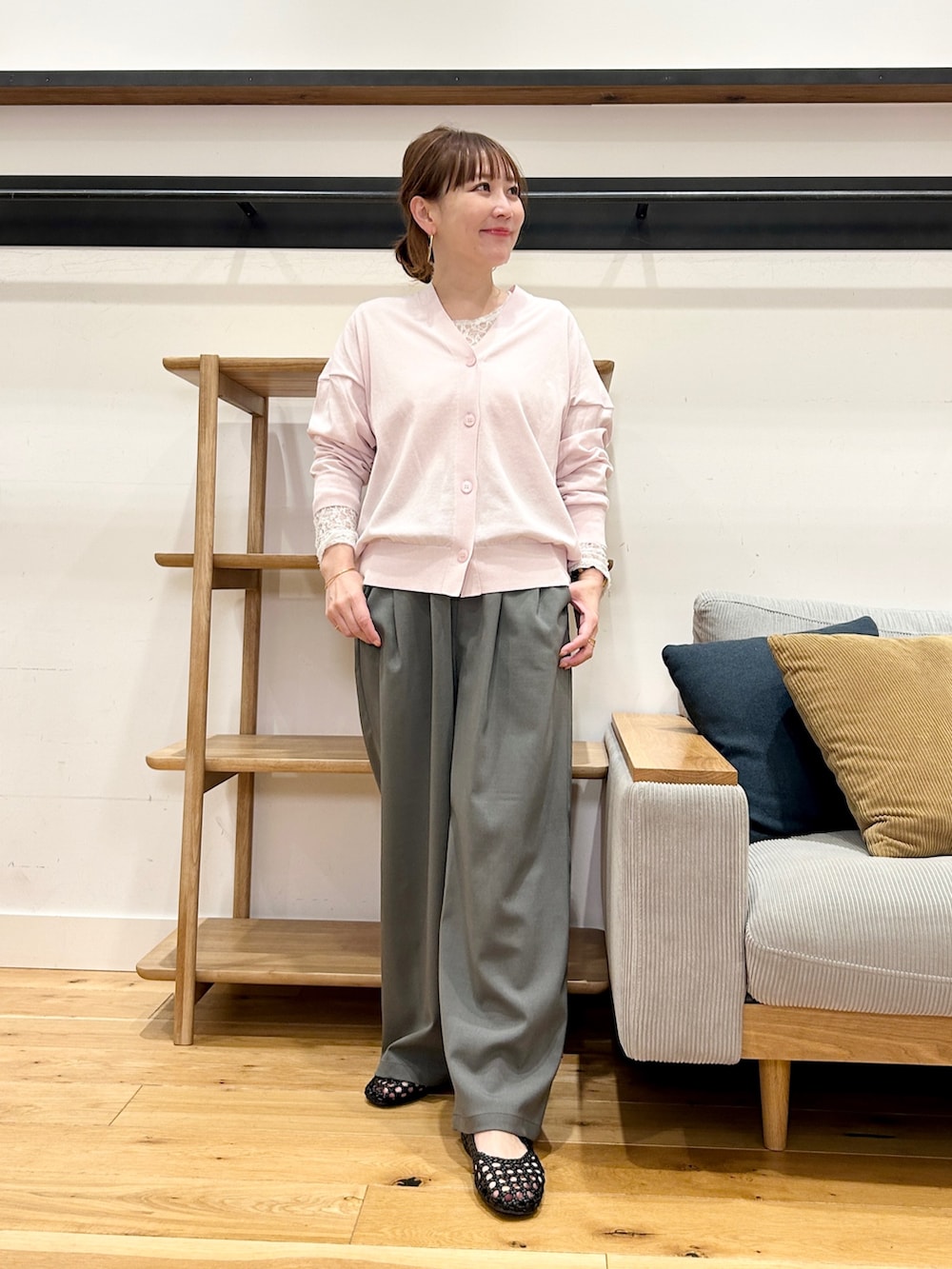 ピンク系のカーディガン/ボレロ、グレー系のその他パンツ、ブラック系のサンダルを着用したレディースの春コーディネートの5枚目の写真