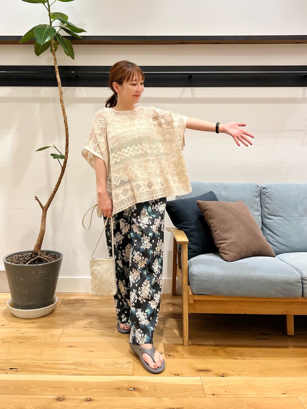 ホワイト系のその他トップス、ブラック系のその他パンツ、ブラック系のショルダーバッグを着用したレディースの春コーディネートの2枚目の写真