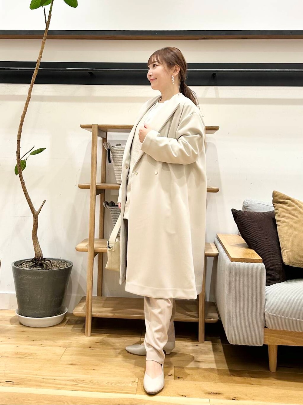 「セレモニースタイル、doors、低身長コーデ、40代、骨格ストレート、イエベ春、ストレート×イエベ春」｜「URBAN RESEARCH DOORSのペプラムトップスセットアップ（セットアップ、ベージュ系）」を使った、+++ゆき+++さん（レディース・151cm）の冬コーディネートの4枚目の写真