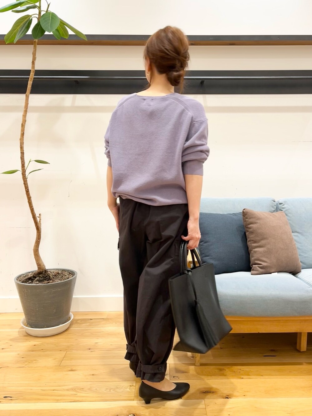パープル系のニット/セーター、ブラック系のその他パンツ、ブラック系のトートバッグを着用したレディースの冬コーディネートの4枚目の写真