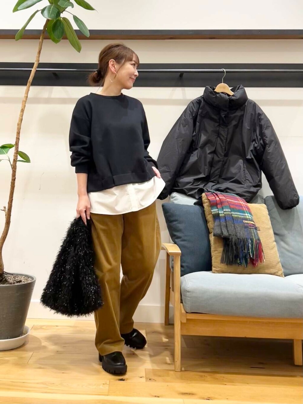 ブラック系のブーツ、グリーン系のその他パンツ、ブラック系のダウンジャケット/コートを着用したレディースの冬コーディネートの8枚目の写真