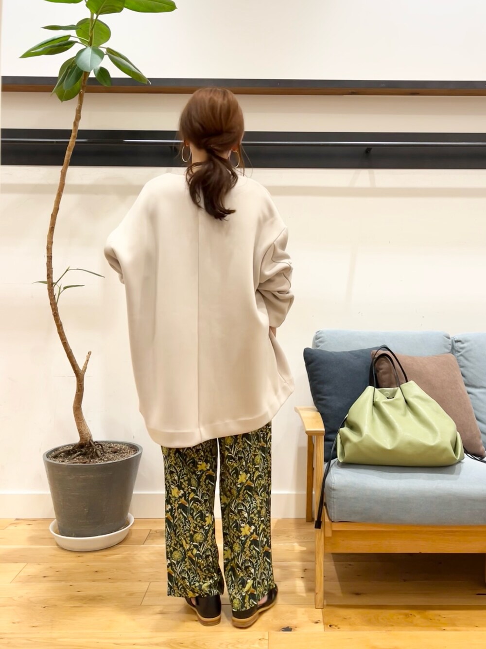 「カラーパンツ、オトナカジュアル、低身長、きれいめカジュアル」|「URBAN RESEARCH DOORSのコットンボートネックガーターKNIT(ニット/セーター、グレー系)」を使った、+++ゆき+++さん(レディース・151cm)の春コーディネートの7枚目の写真