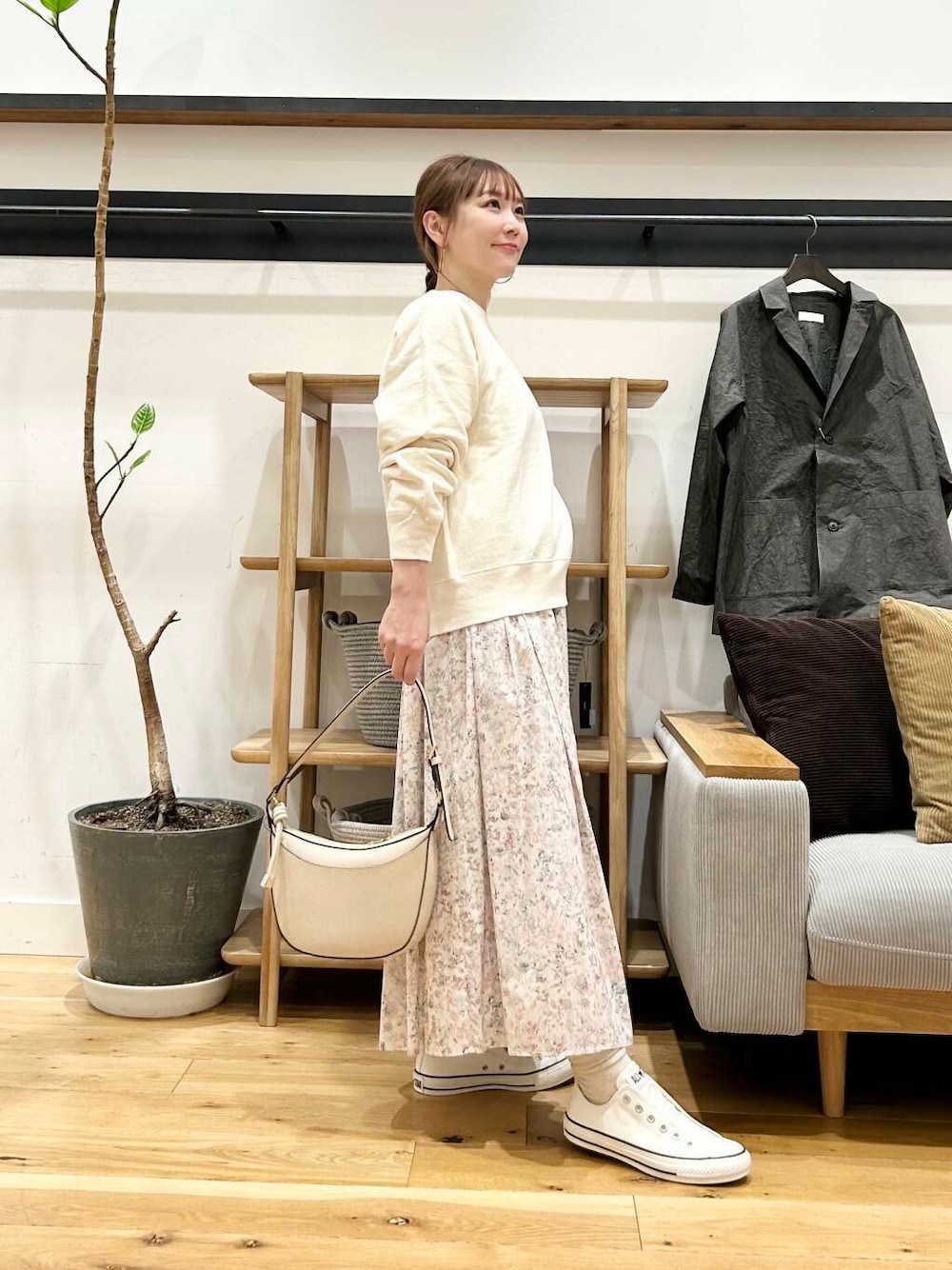 「doors、低身長コーデ、40代、春カラーコーデ、骨格ストレート、イエベ春、ストレート×イエベ春、ストレート×イエベ」｜「FORK&SPOONのFORK&SPOON　スーピマコットン混反毛クルーネックスウェット（スウェット、ホワイト系）」を使った、+++ゆき+++さん（レディース・151cm）の春コーディネートの2枚目の写真