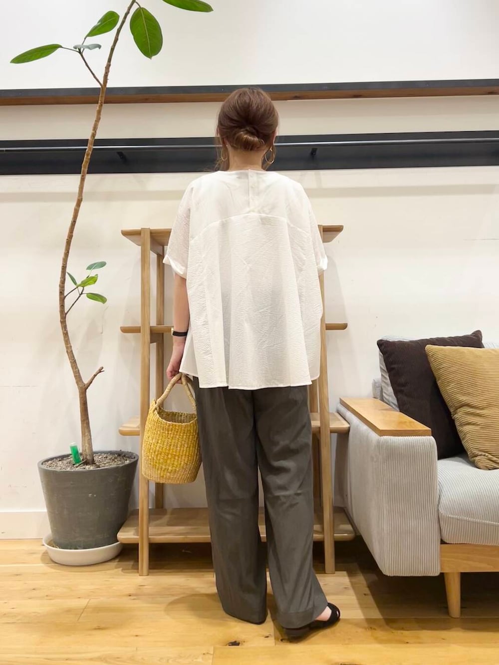 「doors、低身長コーデ、40代、骨格ストレート、ストレート×イエベ春、ストレート×イエベ、万能ブラウスコーデ、イージーパンツ×サンダル」|「URBAN RESEARCH DOORSの『一部WEB限定カラー』セパレートフラットサンダル(サンダル、ブラック系)」を使った、+++ゆき+++さん(レディース・151cm)の夏コーディネートの4枚目の写真