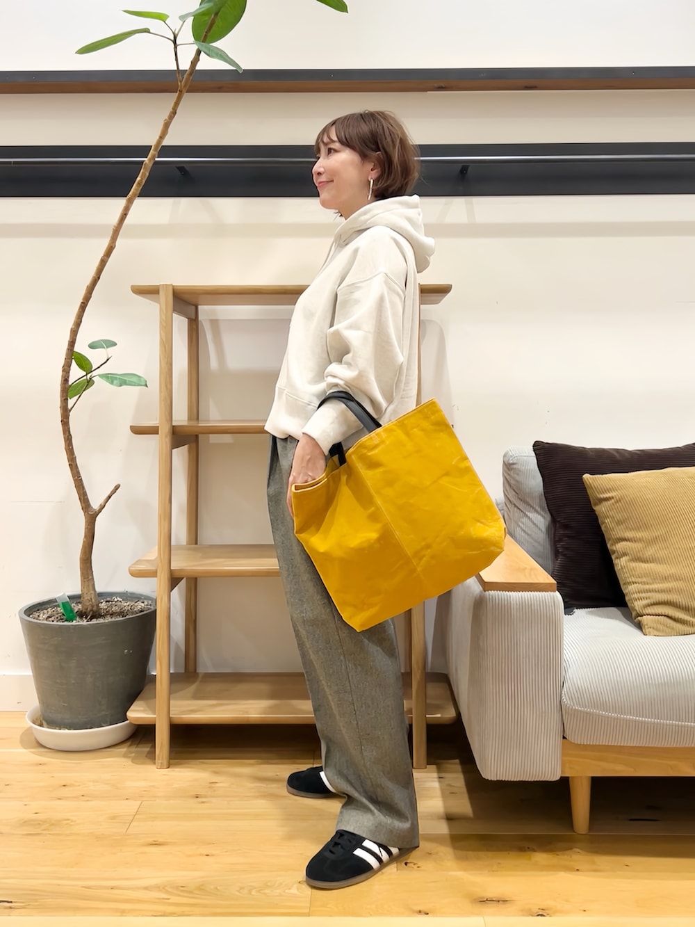 ベージュ系のパーカー、グレー系のその他パンツ、ブラック系のスニーカーを着用したレディースの秋コーディネートの2枚目の写真