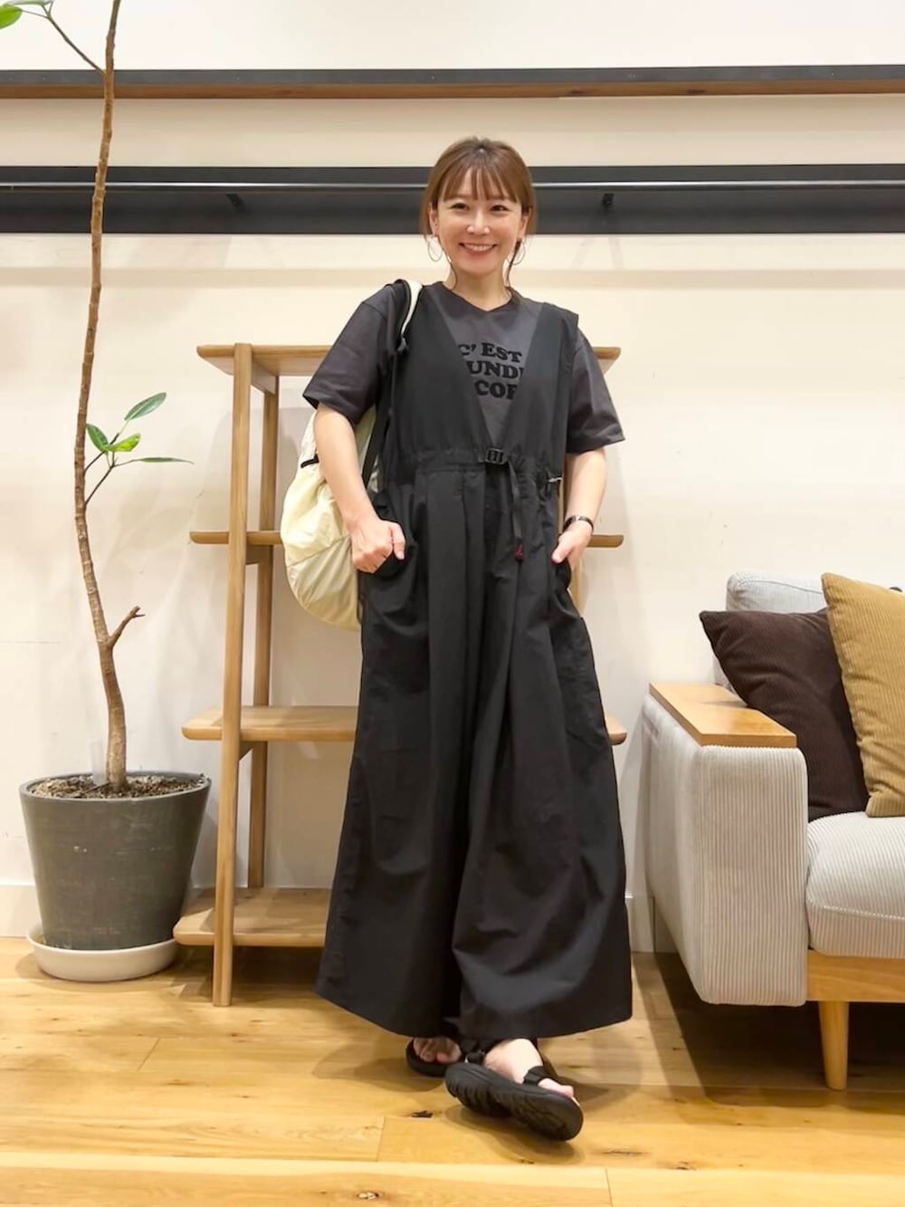 「doors、低身長コーデ、フェスコーデ、40代、骨格ストレート、イエベ春、ストレート×イエベ春、ストレート×イエベ」｜「Gramicciの『別注』『撥水/2WAY仕様』GRAMICCI　アクティブナイロンサロペット（サロペット/オーバーオール、ブラック系）」を使った、+++ゆき+++さん（レディース・151cm）の春コーディネートの4枚目の写真