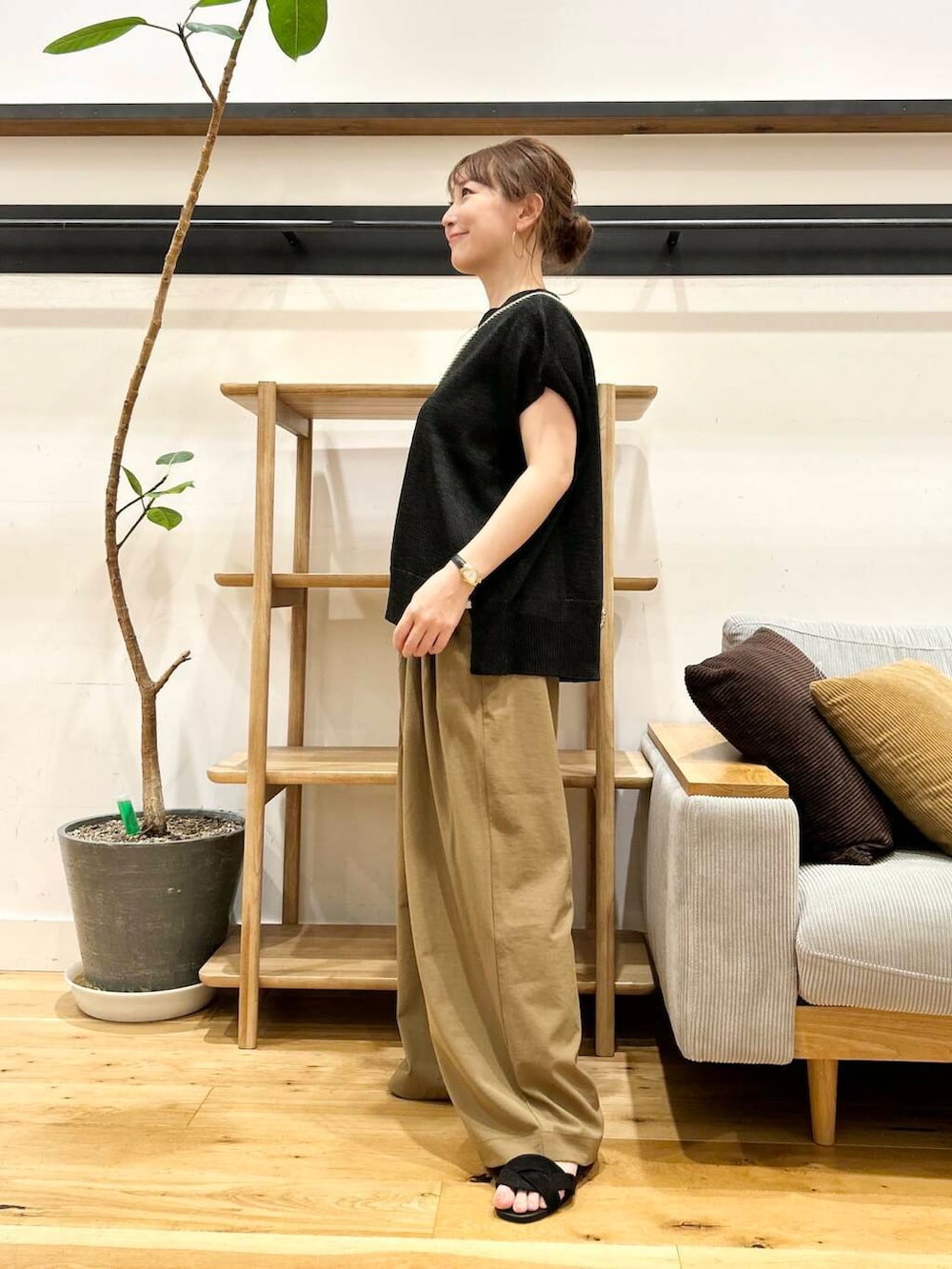 「doors、低身長コーデ、40代、骨格ストレート、イエベ春、ストレート×イエベ春、ストレート×イエベ、洒落見えイージーパンツ×サンダル、私が選ぶセールアイテム25ss」|「URBAN RESEARCH DOORSの『一部WEB限定カラー』セパレートフラットサンダル(サンダル、ブラック系)」を使った、+++ゆき+++さん(レディース・151cm)の夏コーディネートの2枚目の写真