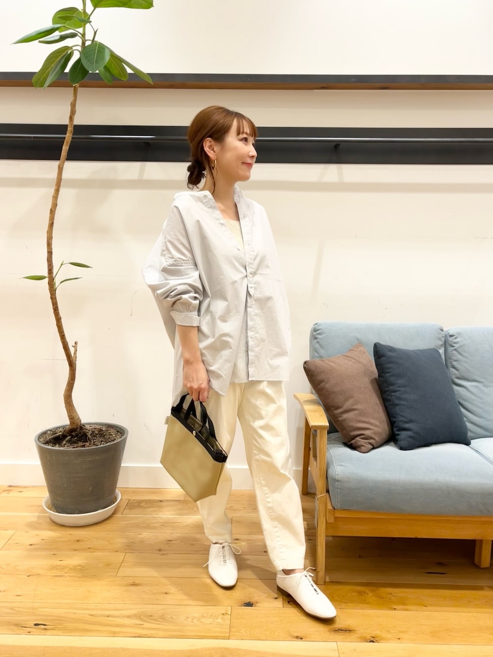 その他のシャツ/ブラウス、ホワイト系のその他パンツ、ホワイト系のその他シューズを着用したレディースの冬コーディネートの3枚目の写真