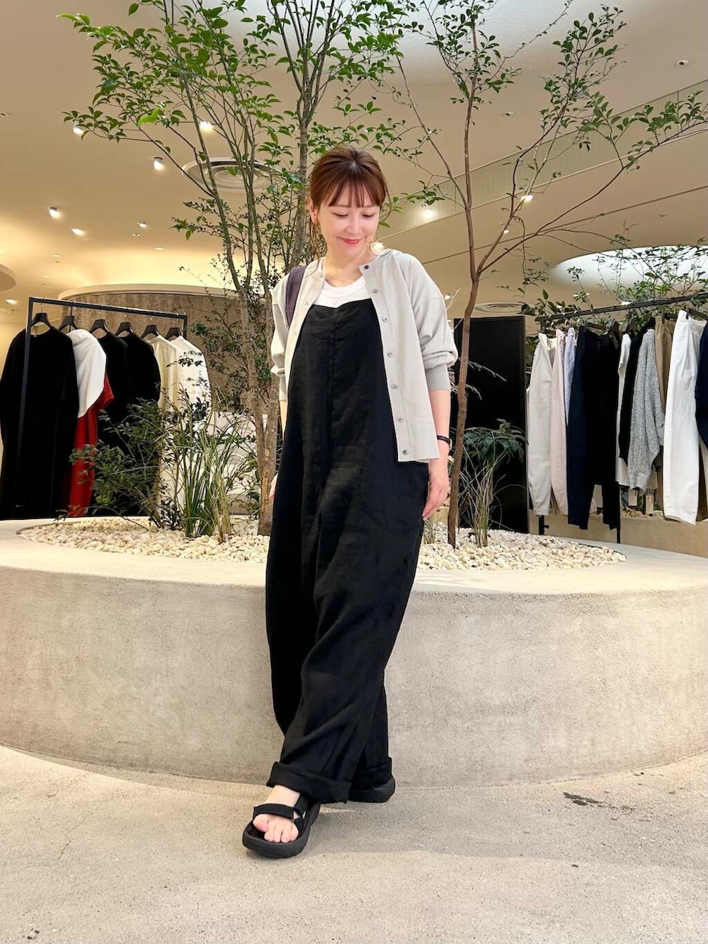 「リネン、doors、低身長コーデ、40代、骨格ストレート、イエベ春、ストレート×イエベ春、ストレート×イエベ」｜「かぐれのリネンサロペット（サロペット/オーバーオール、ブラック系）」を使った、+++ゆき+++さん（レディース・151cm）の春コーディネートの4枚目の写真