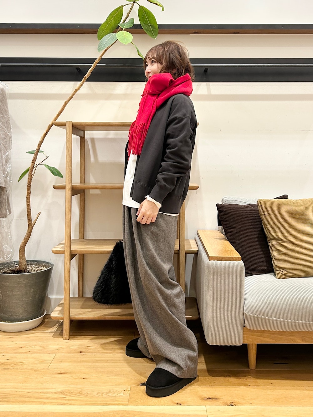 グレー系のカーディガン/ボレロ、ホワイト系のTシャツ/カットソー、グレー系のその他パンツを着用したレディースの冬コーディネートの2枚目の写真