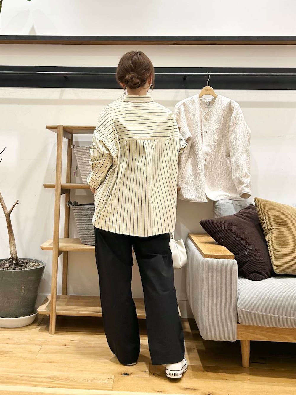 「doors、低身長コーデ、40代、骨格ストレート、イエベ春、ストレート×イエベ春、新作スニーカーコーデ」|「URBAN RESEARCH DOORSのキルトノーカラージャケット(ノーカラージャケット、ホワイト系)」を使った、+++ゆき+++さん(レディース・151cm)の冬コーディネートの2枚目の写真