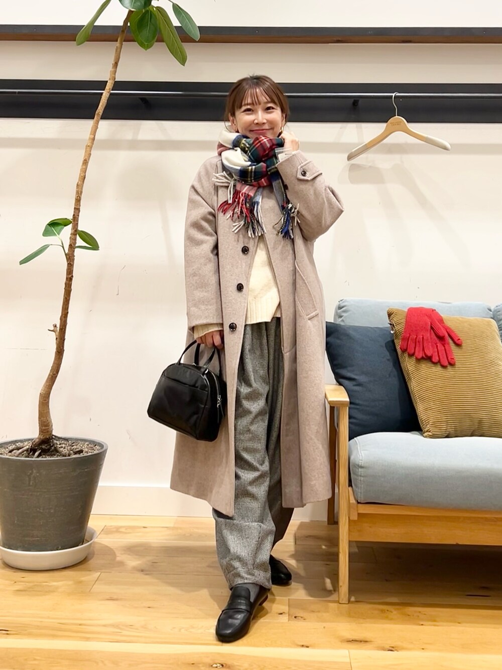 ホワイト系のニット/セーター、グレー系のその他アウターを着用したレディースの冬コーディネートの4枚目の写真