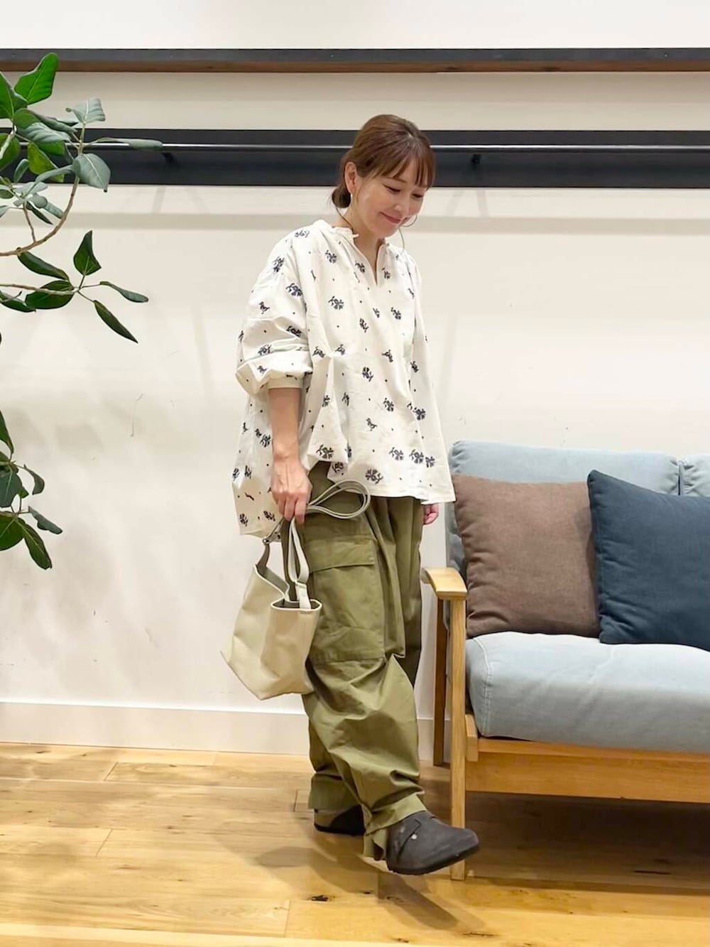 ベージュ系のショルダーバッグ、グリーン系のその他パンツ、ブラック系のサンダルを着用したレディースの秋コーディネートの3枚目の写真