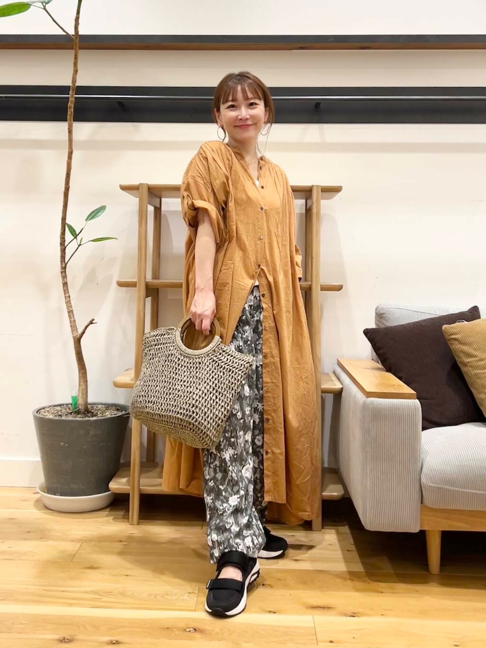 「doors、低身長コーデ、40代、骨格ストレート、イエベ春、ストレート×イエベ春、最旬スニーカーコーデ、ストレート×イエベ」｜「RODE SKOのウッドハンドルペーパーバッグ（トートバッグ、グレー系）」を使った、+++ゆき+++さん（レディース・151cm）の春コーディネートの4枚目の写真