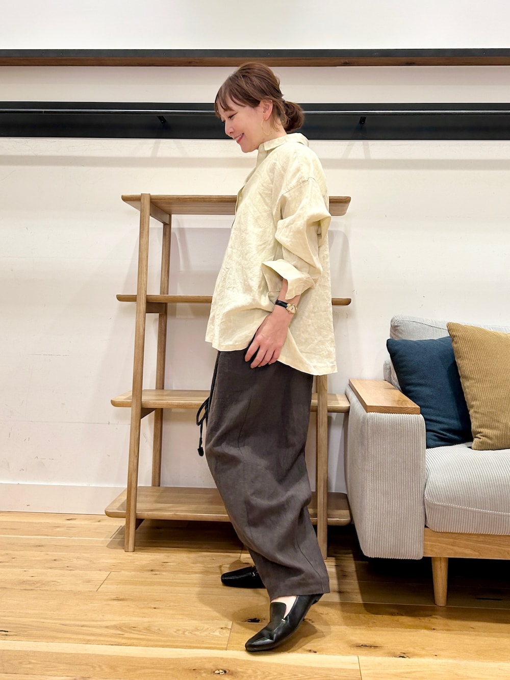 イエロー系のシャツ/ブラウス、グレー系のその他パンツ、ブラック系のショルダーバッグを着用したレディースの春コーディネートの4枚目の写真