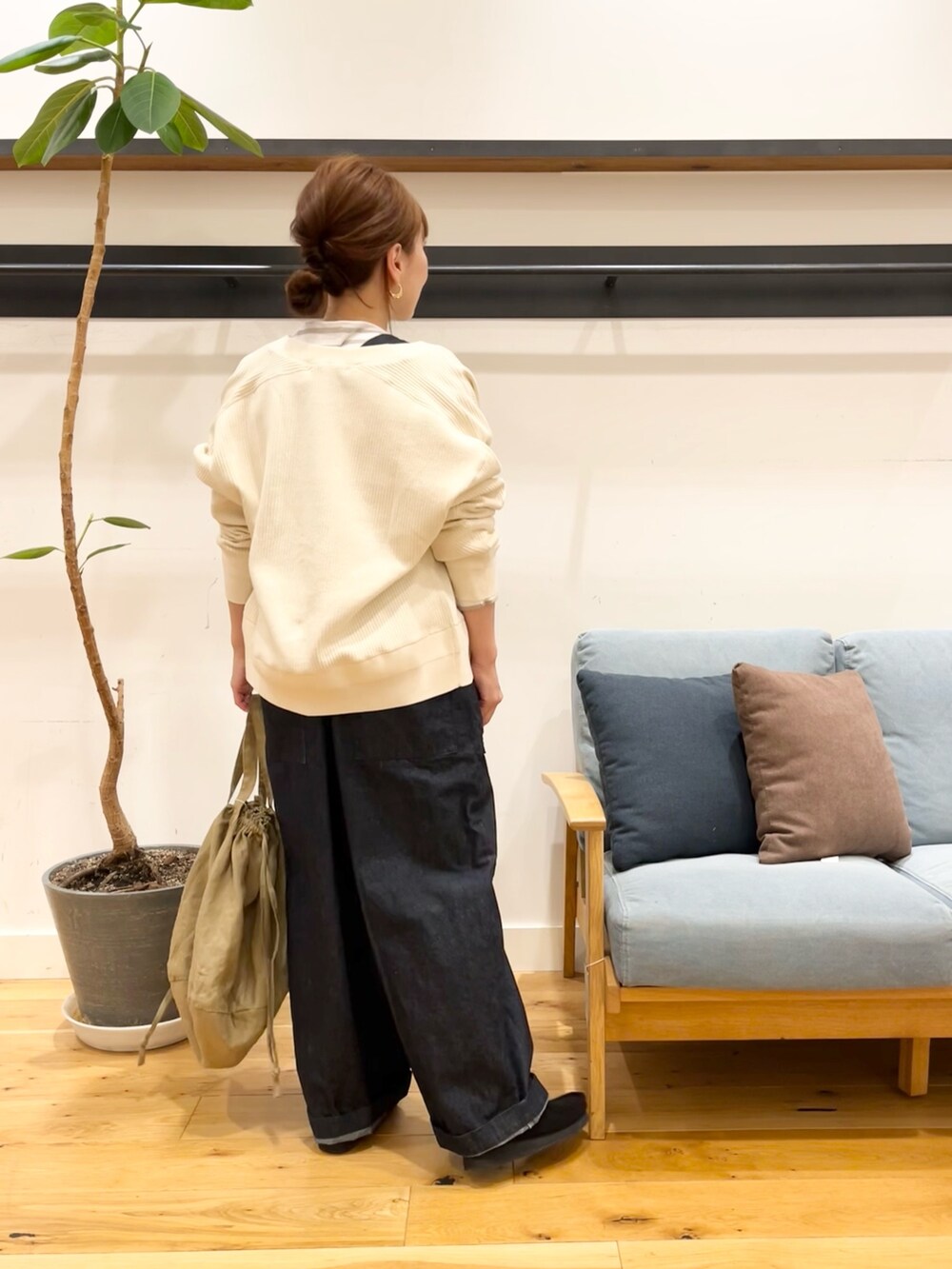 ホワイト系のカーディガン/ボレロ、ベージュ系のTシャツ/カットソー、ブルー系のオールインワン・サロペットを着用したレディースの冬コーディネートの4枚目の写真