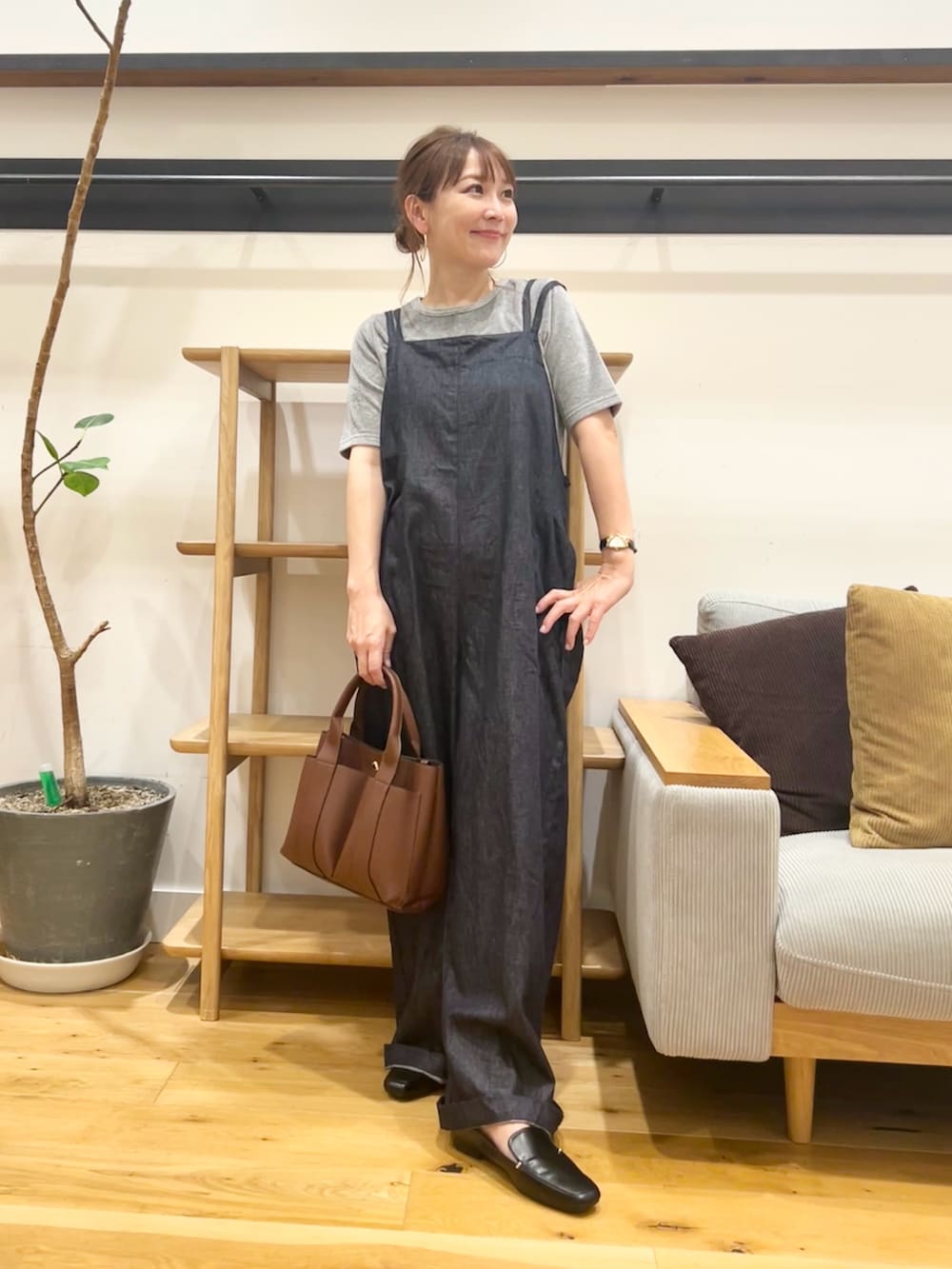 「サロペット、お出かけコーデ、シンプルスタイル、秋、秋色、夏ファッション、40代ファッション、イエベ春、アーバンリサーチドアーズ、低身長、新作デニムコーデ」｜「FORK&SPOONのFORK&SPOON　ベロアショートスリーブTシャツ（Tシャツ/カットソー、グレー系）」を使った、+++ゆき+++さん（レディース・151cm）の夏コーディネートの2枚目の写真