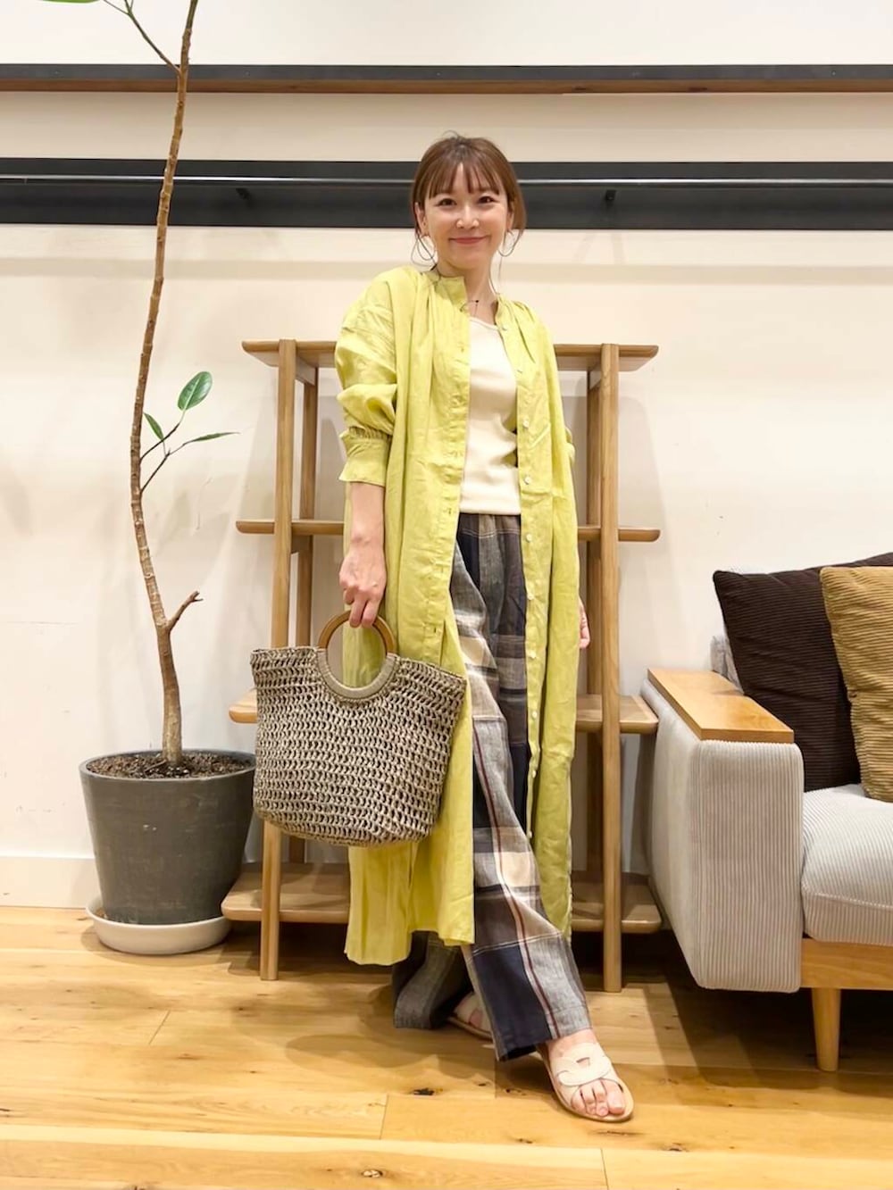 「doors、低身長コーデ、40代、春カラーコーデ、骨格ストレート、イエベ春、ストレート×イエベ春、ストレート×イエベ」｜「URBAN RESEARCH DOORSのリネンチェックイージーパンツ（その他パンツ、ブルー系）」を使った、+++ゆき+++さん（レディース・151cm）の春コーディネートの5枚目の写真