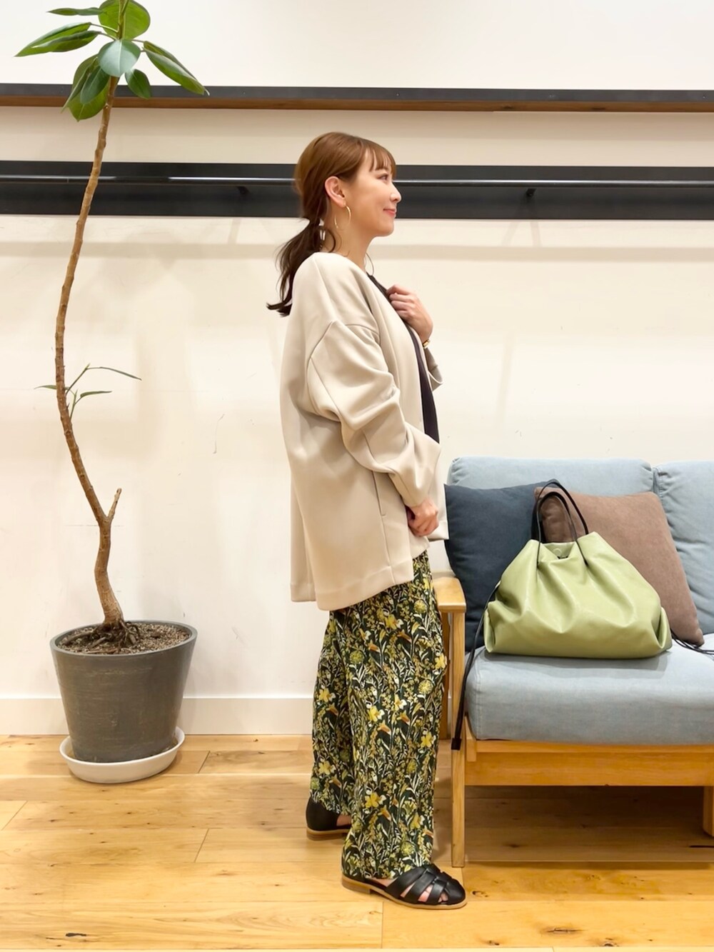 「カラーパンツ、オトナカジュアル、低身長、きれいめカジュアル」|「URBAN RESEARCH DOORSのコットンボートネックガーターKNIT(ニット/セーター、グレー系)」を使った、+++ゆき+++さん(レディース・151cm)の春コーディネートの8枚目の写真