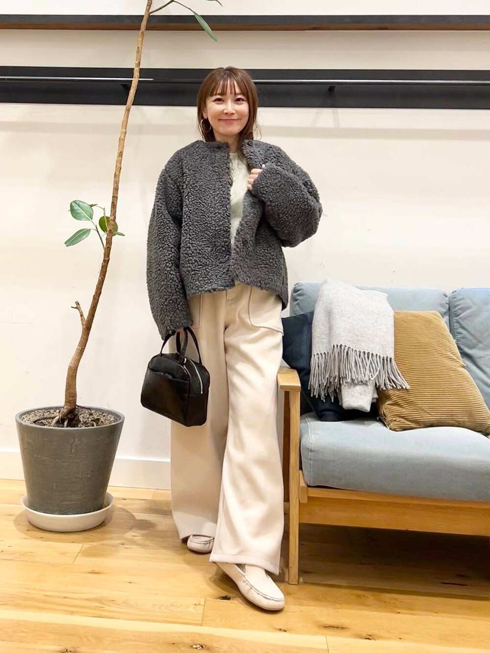 ブラック系のショルダーバッグ、グレー系のその他アウター、ホワイト系のその他パンツを着用したレディースの冬コーディネートの5枚目の写真