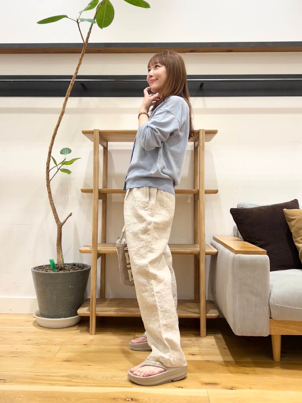 「doors、低身長コーデ、40代、骨格ストレート、イエベ春、ストレート×イエベ春、ストレート×イエベ、リネン着こなし術」｜「URBAN RESEARCH DOORSのリネンイージーパンツ（その他パンツ、ベージュ系）」を使った、+++ゆき+++さん（レディース・151cm）の夏コーディネートの4枚目の写真