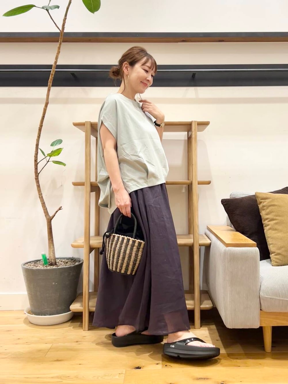 「doors、低身長コーデ、40代、骨格ストレート、イエベ春、ストレート×イエベ春、ストレート×イエベ、一枚で決まるtシャツ」｜「URBAN RESEARCH DOORSの巾着カゴバッグ（ハンドバッグ、ブラック系）」を使った、+++ゆき+++さん（レディース・151cm）の夏コーディネートの5枚目の写真